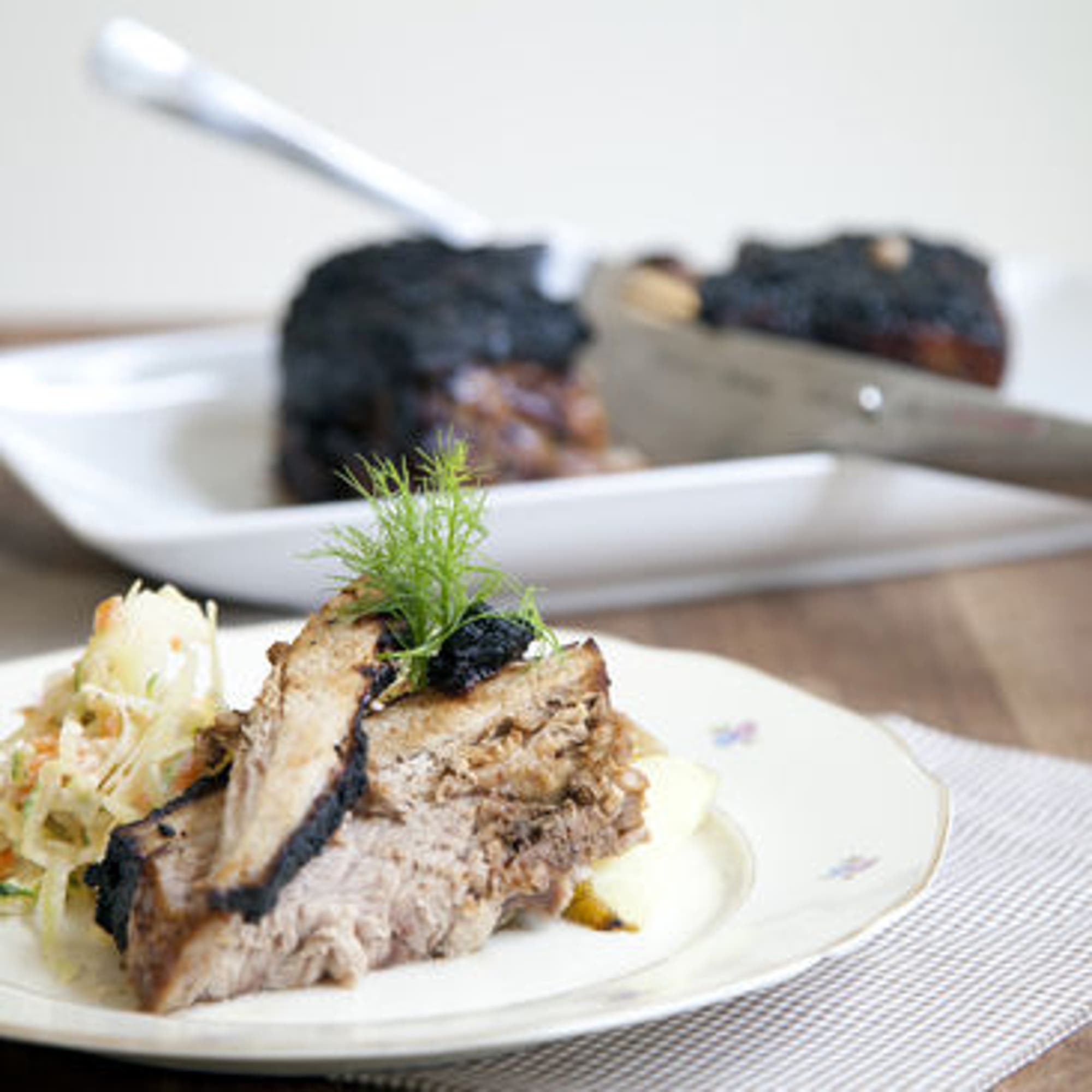 Revbensspjäll i ugn med klyftpotatis och coleslaw