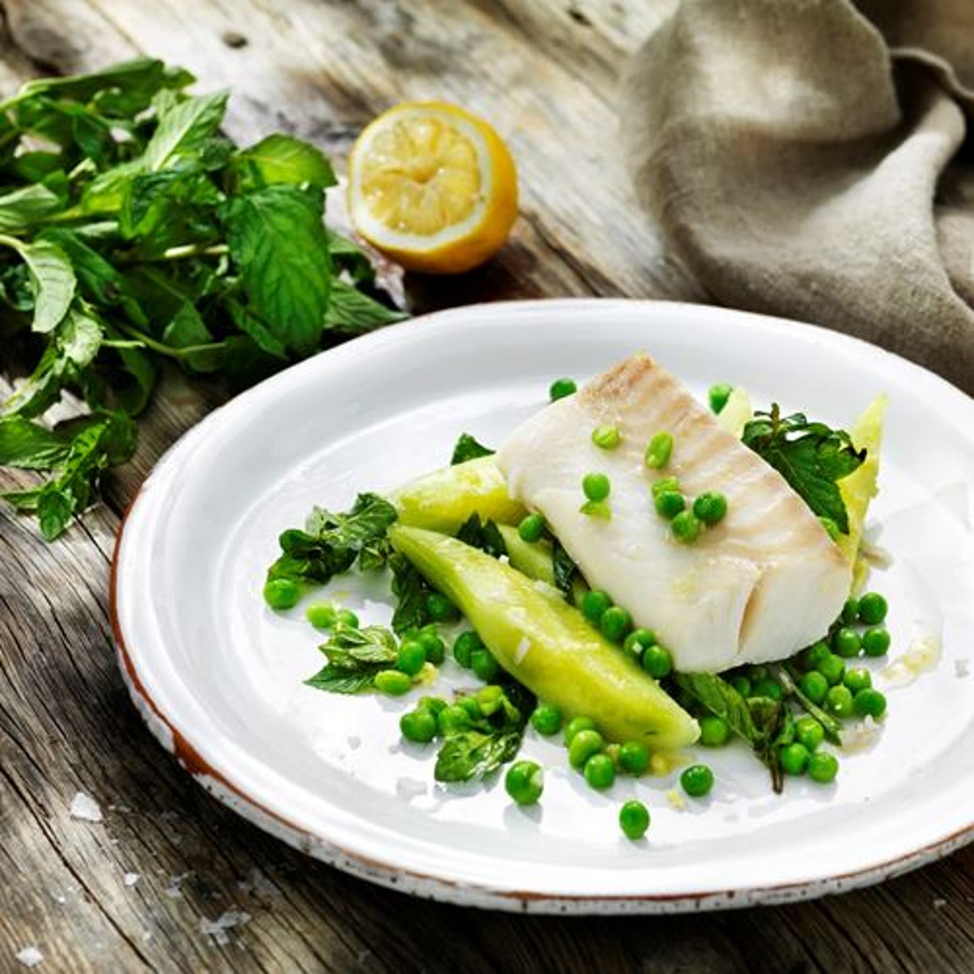 Ugnsbakad torskrygg med varm sallad på gurka, ärter, mynta och ingefära