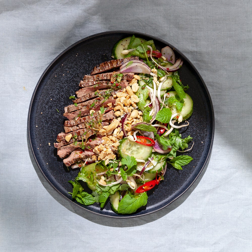 Grillad biffsallad med lime- och ingefärsdressing
