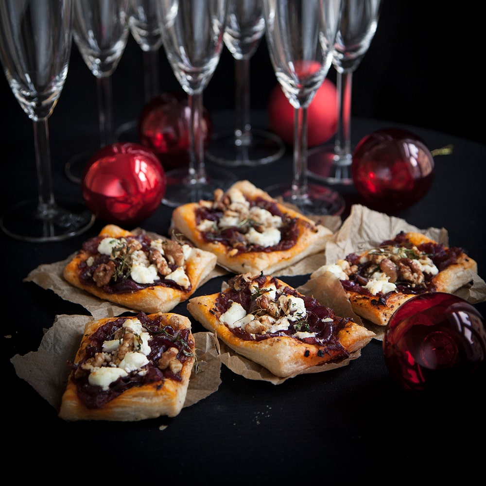Minipizzor på smördeg med inkokt rödlök, getost och valnötter