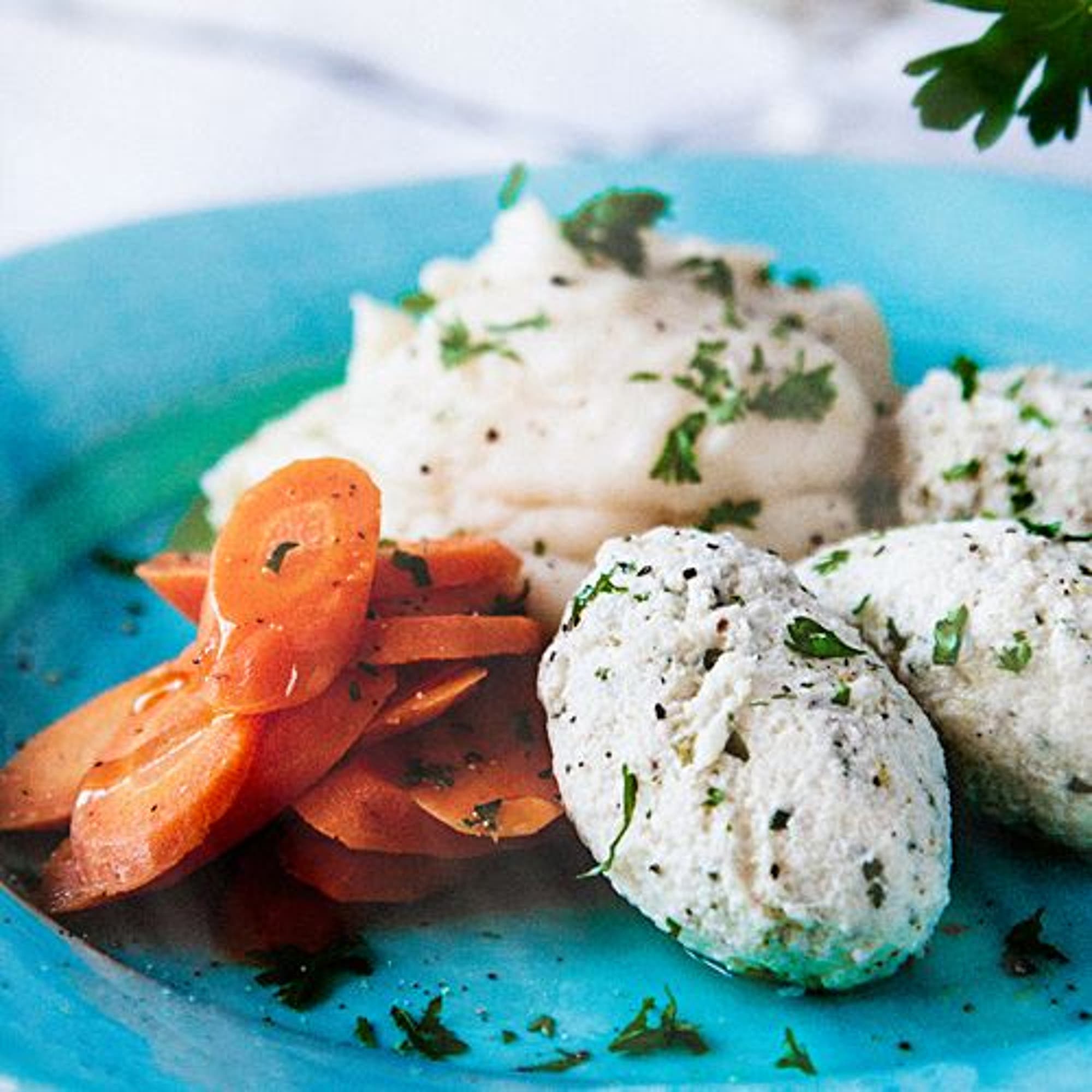 Fredriks torskqueneller med potatispuré och kokta morötter