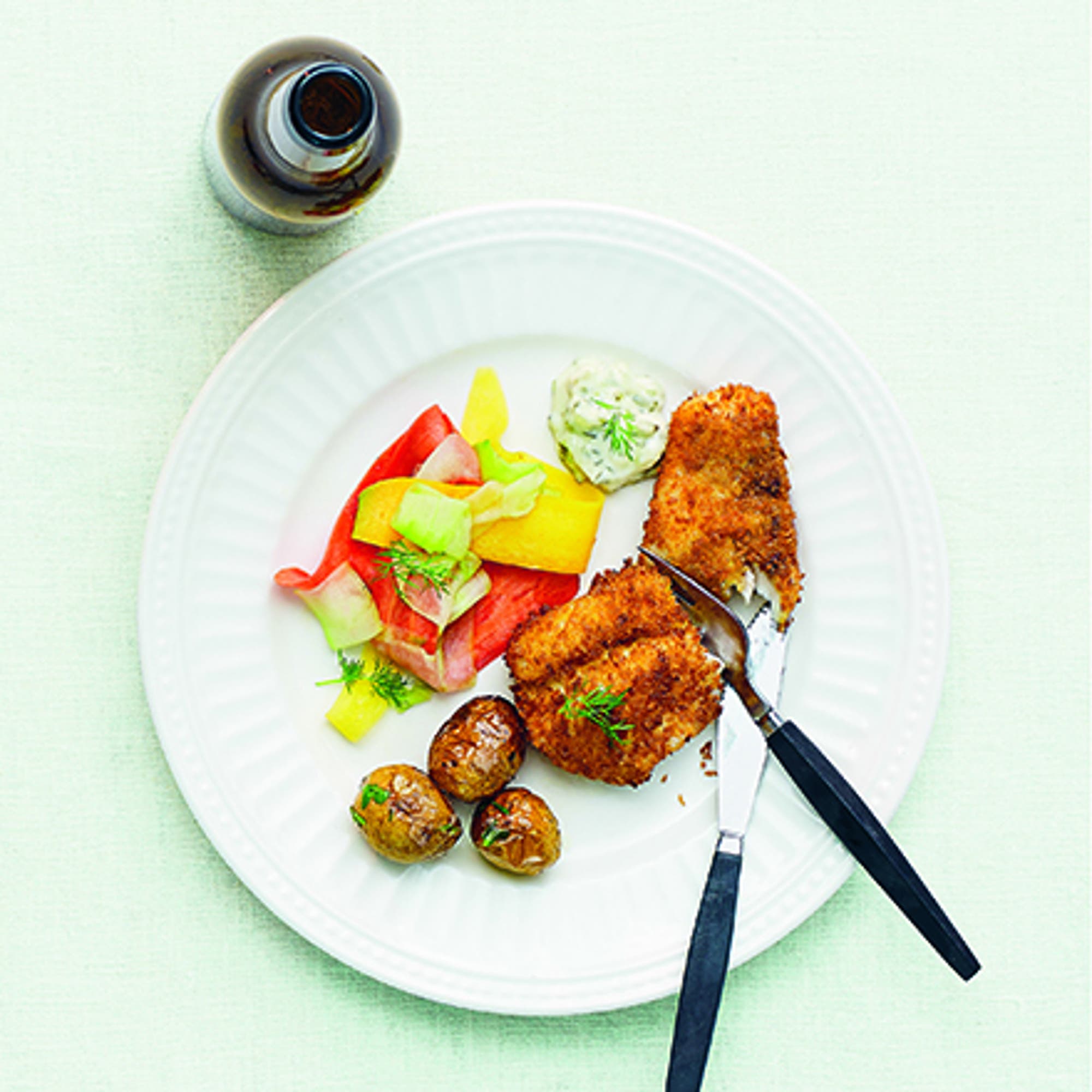 Fredagskockens frasiga fisk med snabbpicklad gurka- och morötter