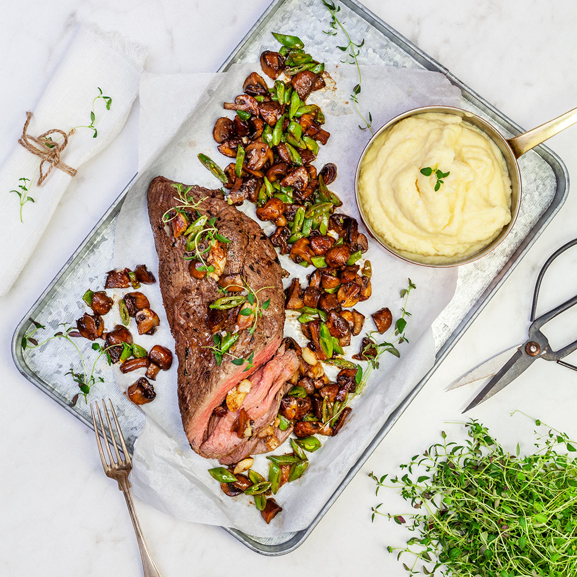 Helstekt rostas med timjan, vitlöksstekt svamp och potatis- och rotselleripuré