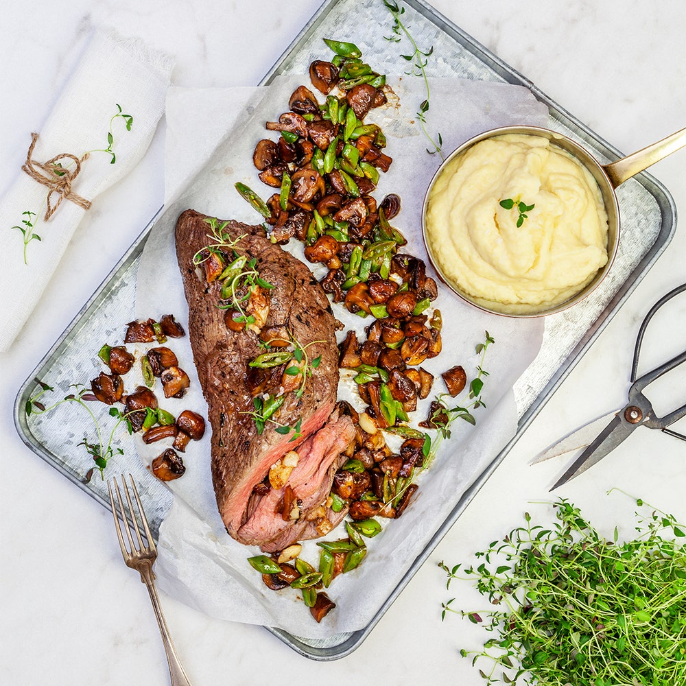 Helstekt rostas med timjan, vitlöksstekt svamp och potatis- och rotselleripuré