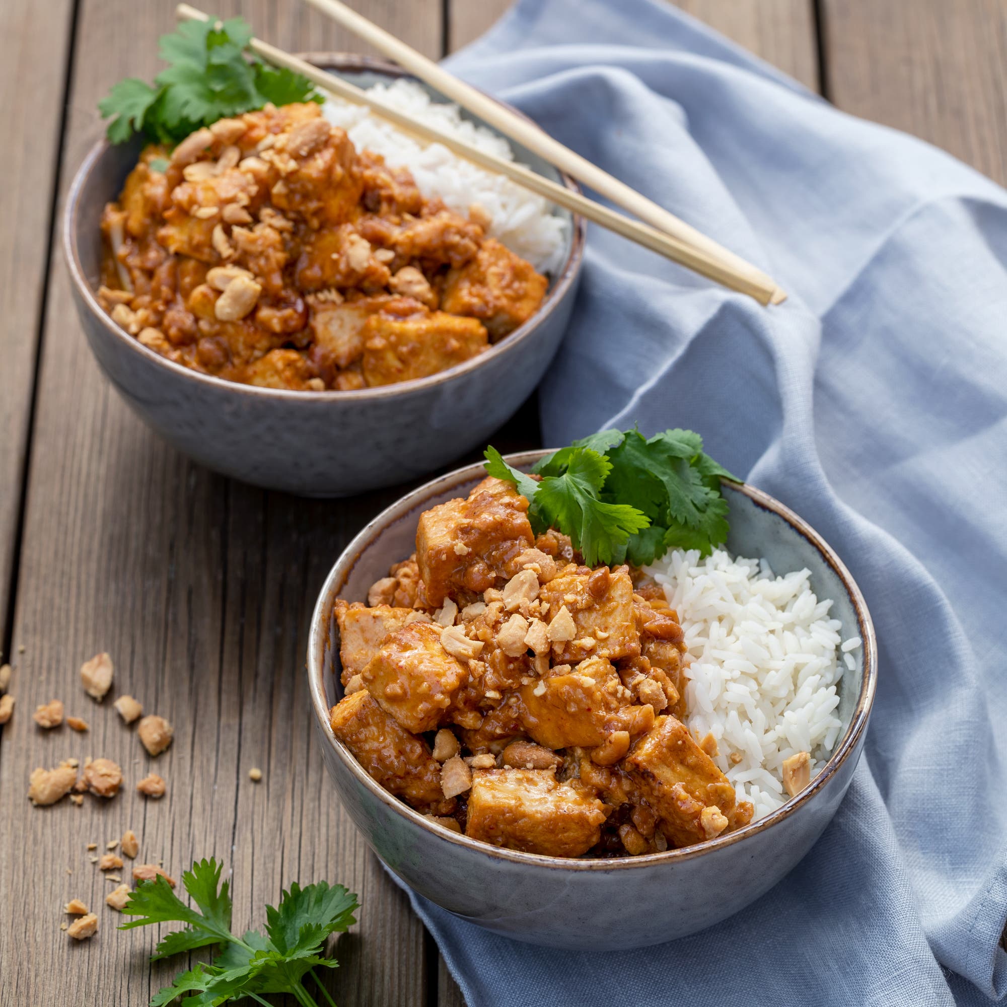 Krispig tofu i jordnötssås