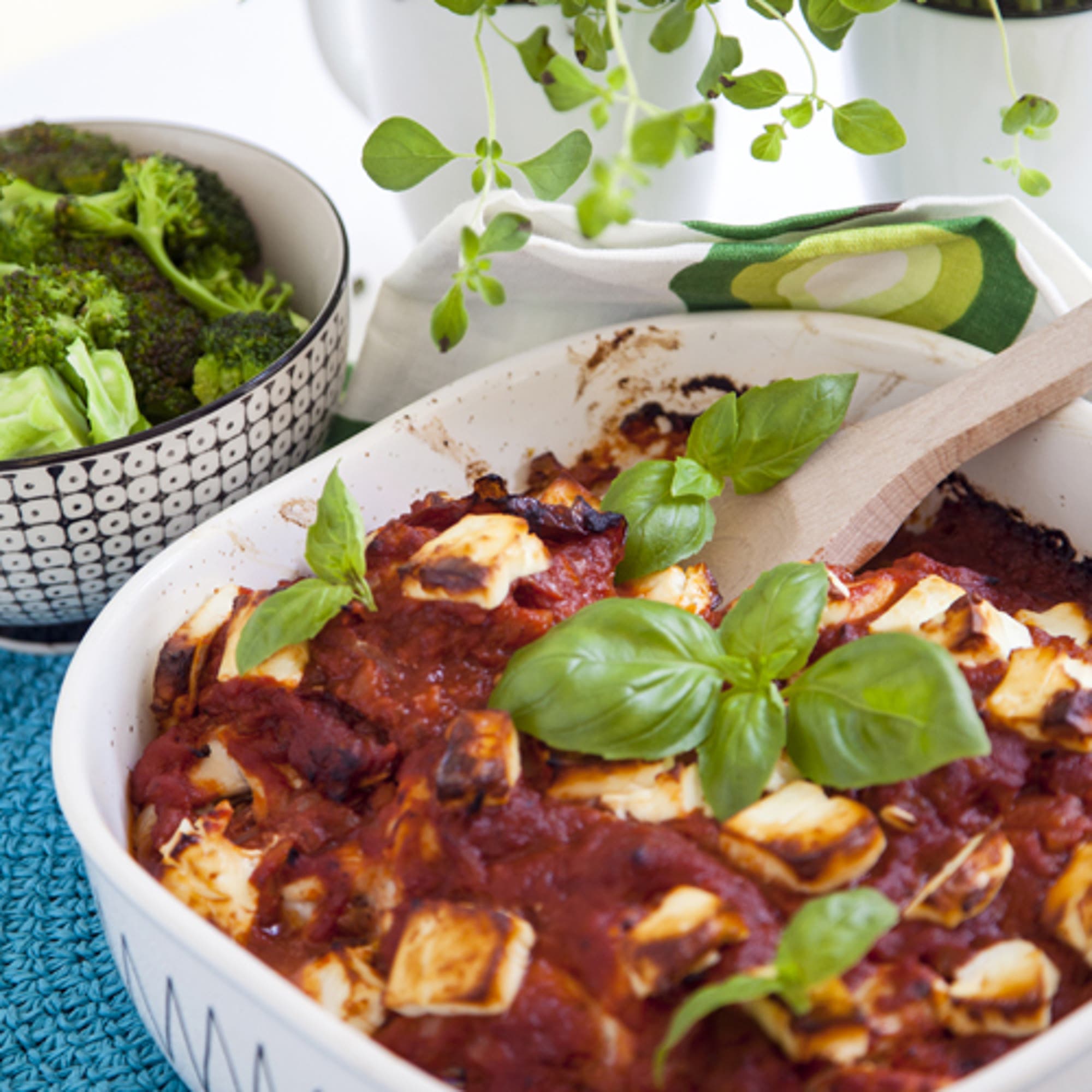 Fetaostfylld kyckling i tomatsås med ris och broccoliblommor