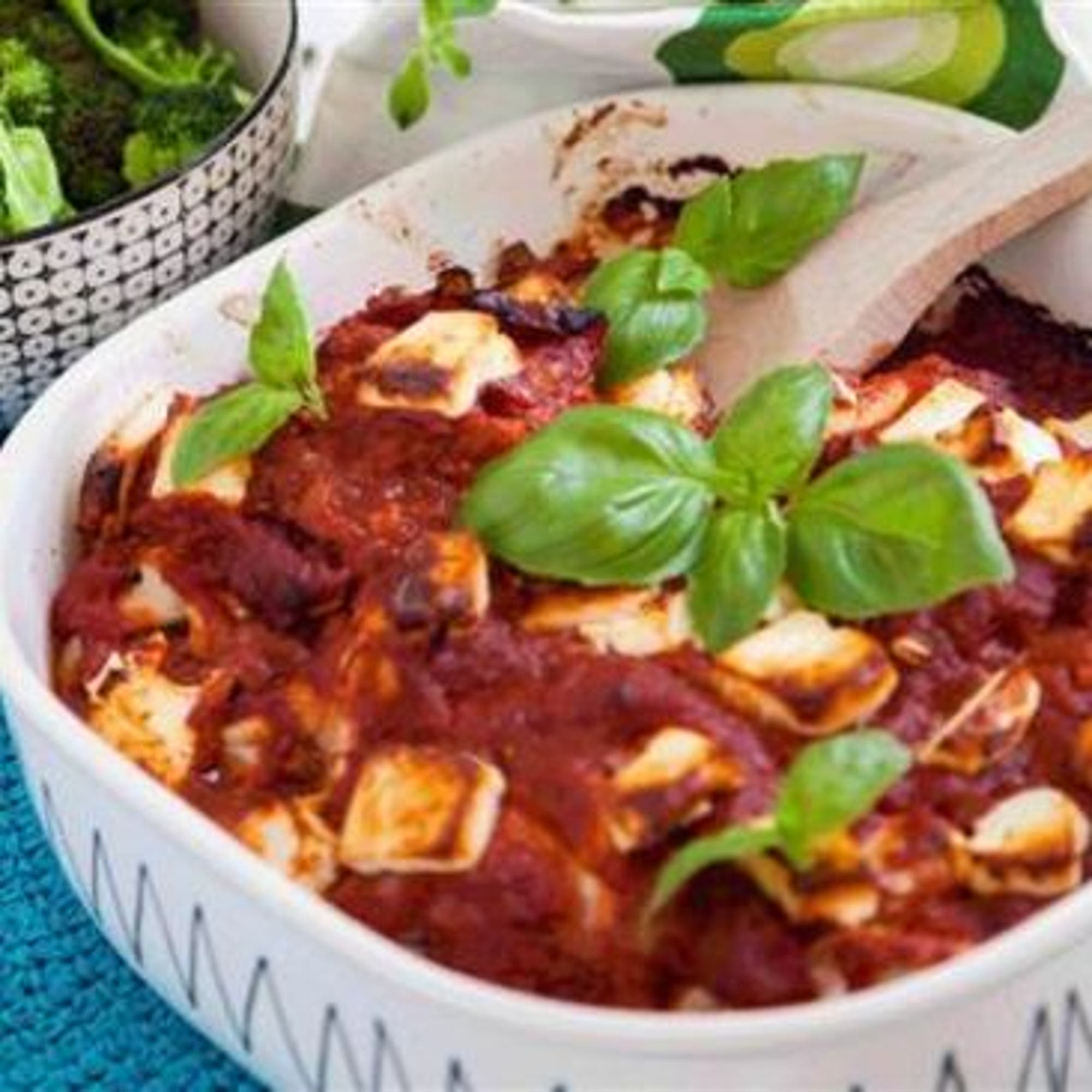 Mormors kycklingrullar i röd sås med ris och broccoli