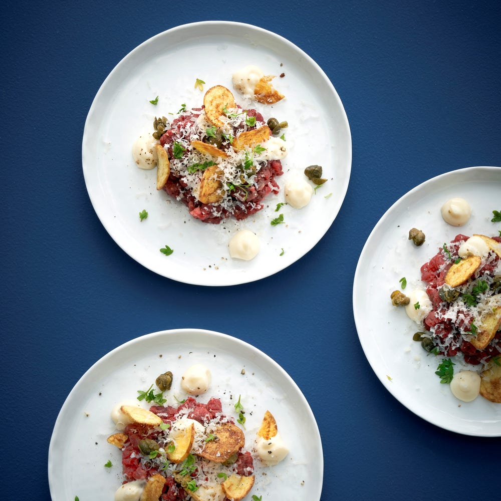 Råbiff med tryffelkräm, potatiskrisp och krasse
