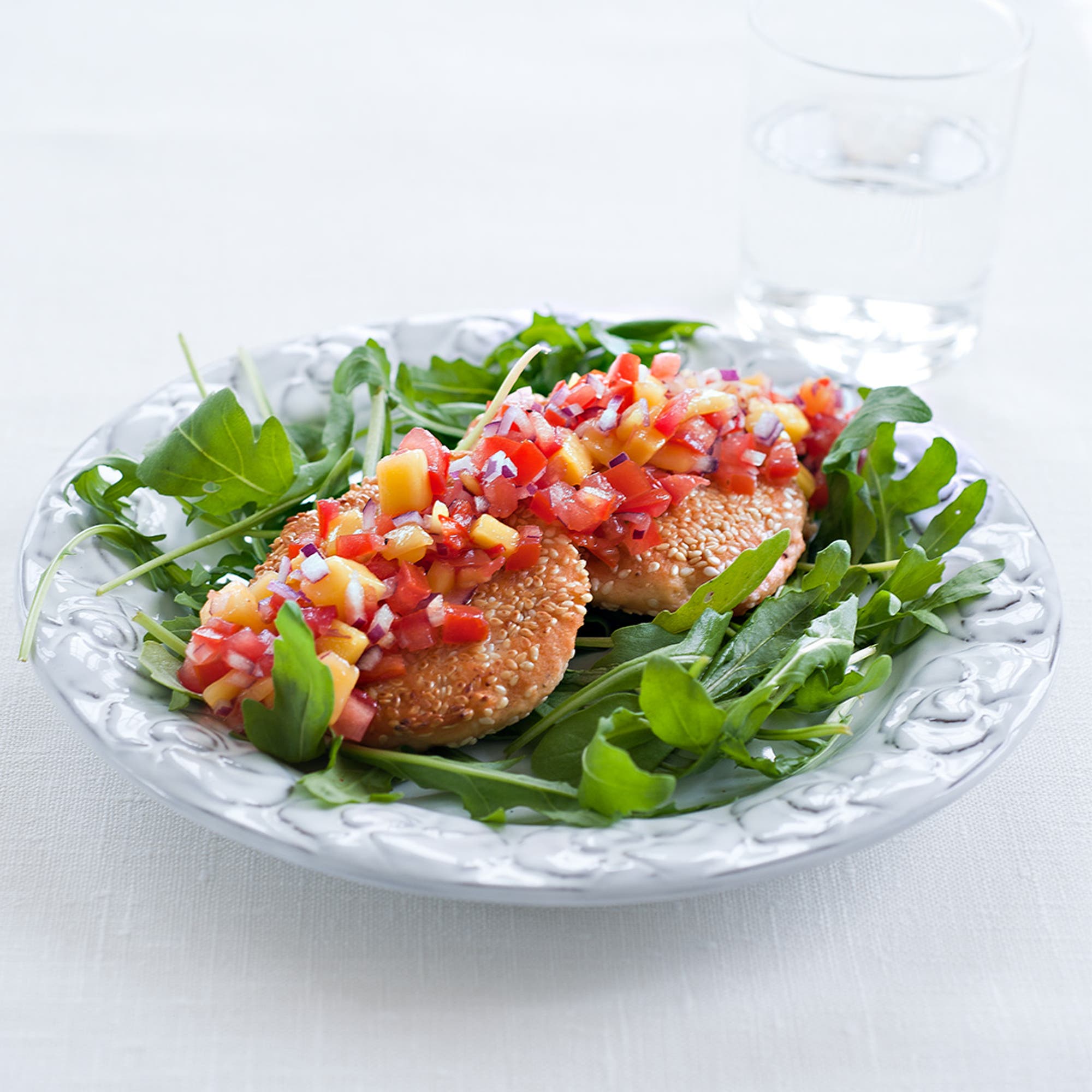 Laxbiff med sesamfrön & het mangosalsa