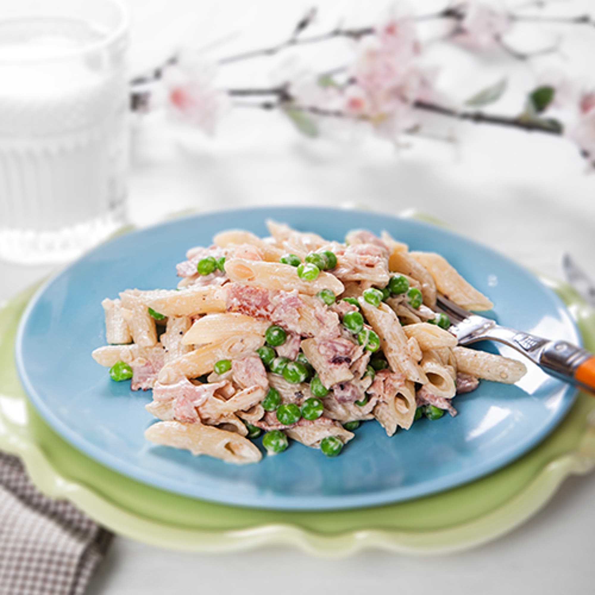 Krämig pasta med bacon och gröna ärtor
