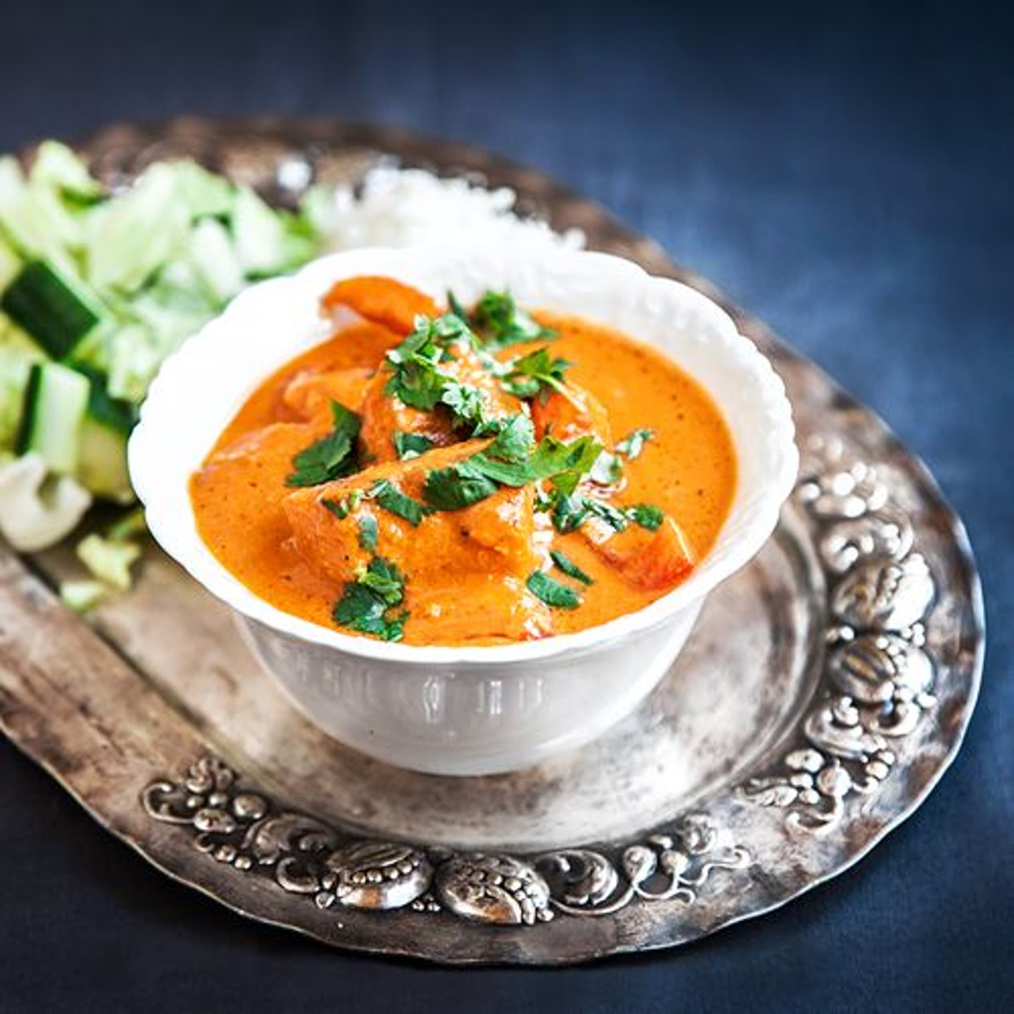 Fish Tikka Curry med ris och sallad