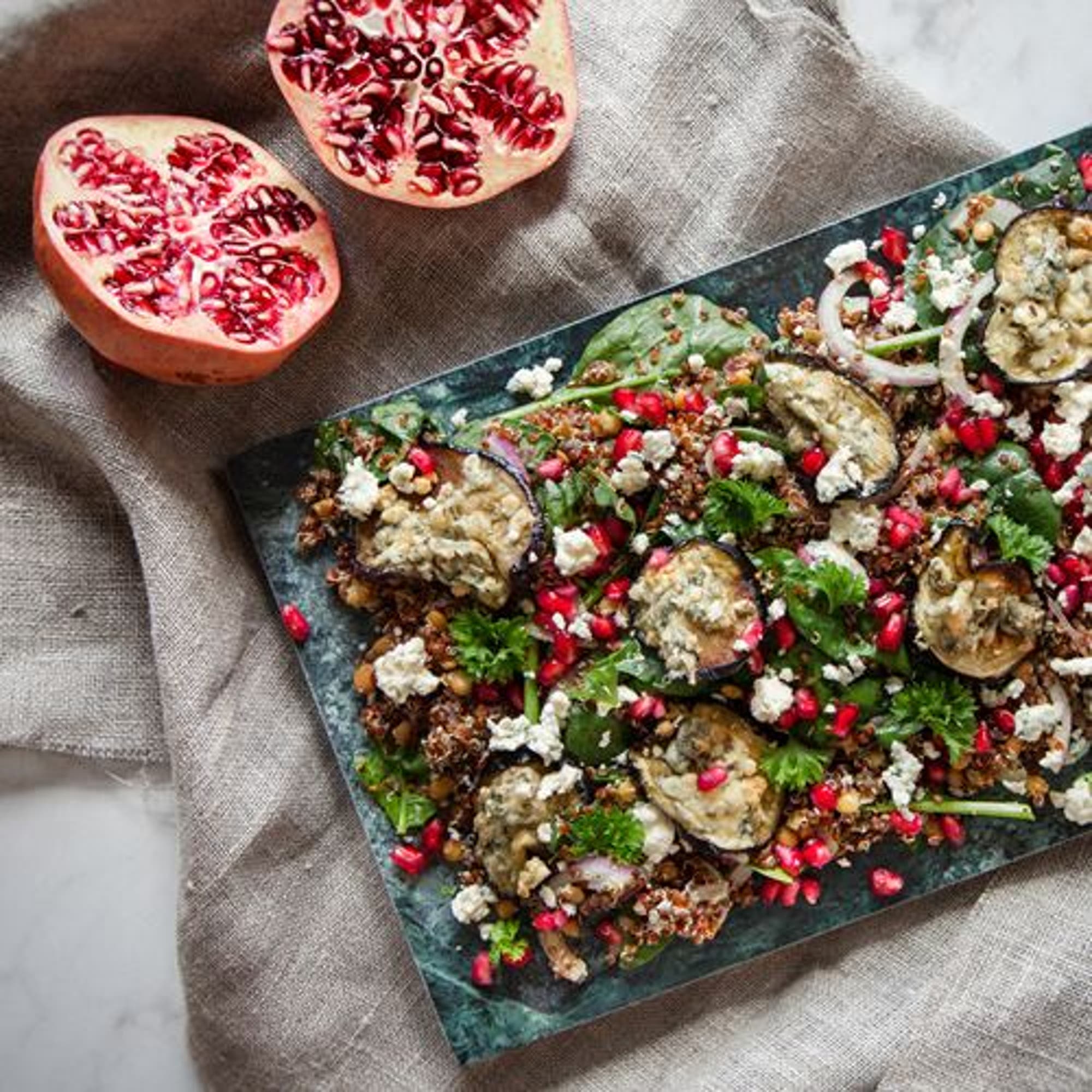Ädelostgratinerad aubergine på quinoa- och granatäppelsallad