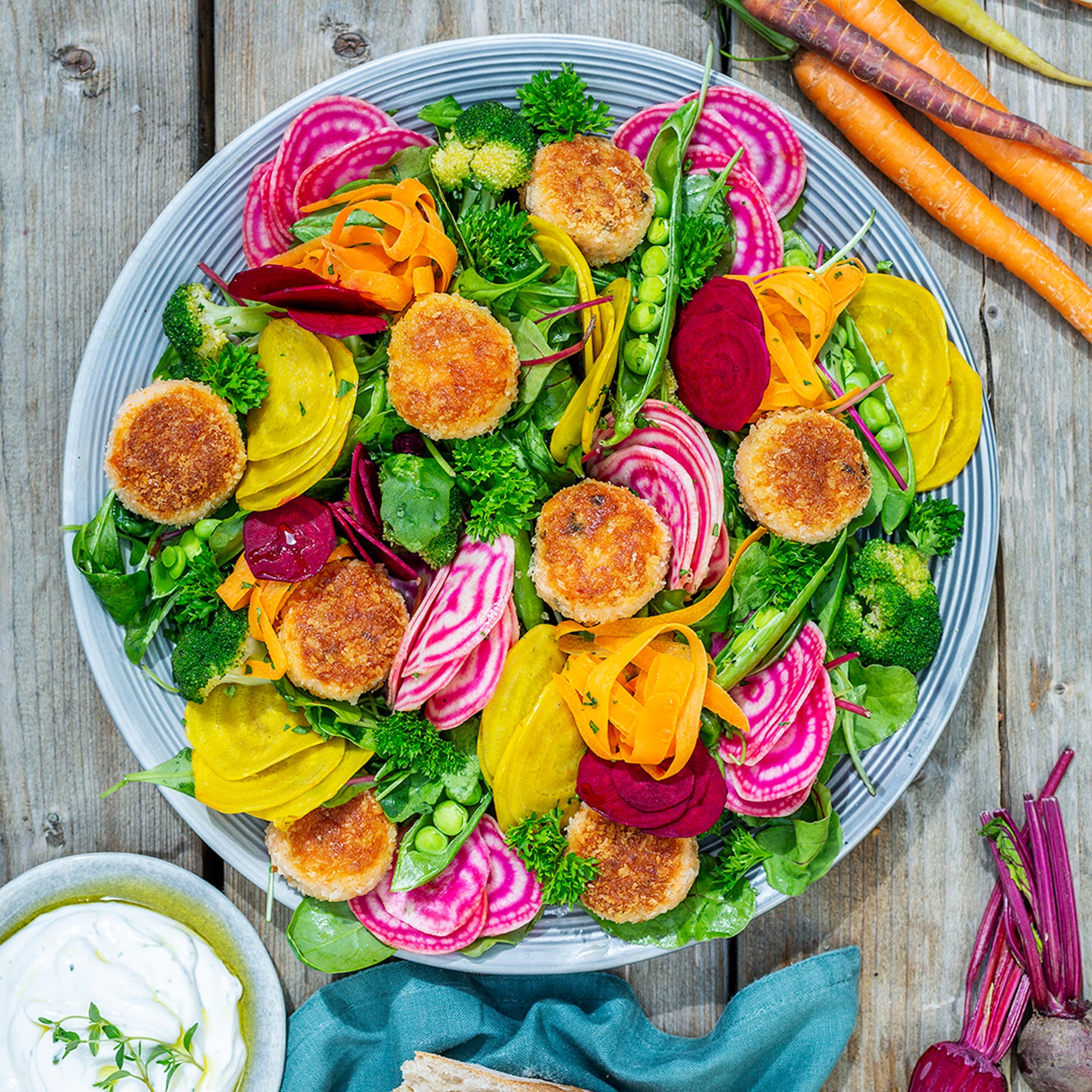 Pankopanerade laxbollar med skördesallad och getostdipp