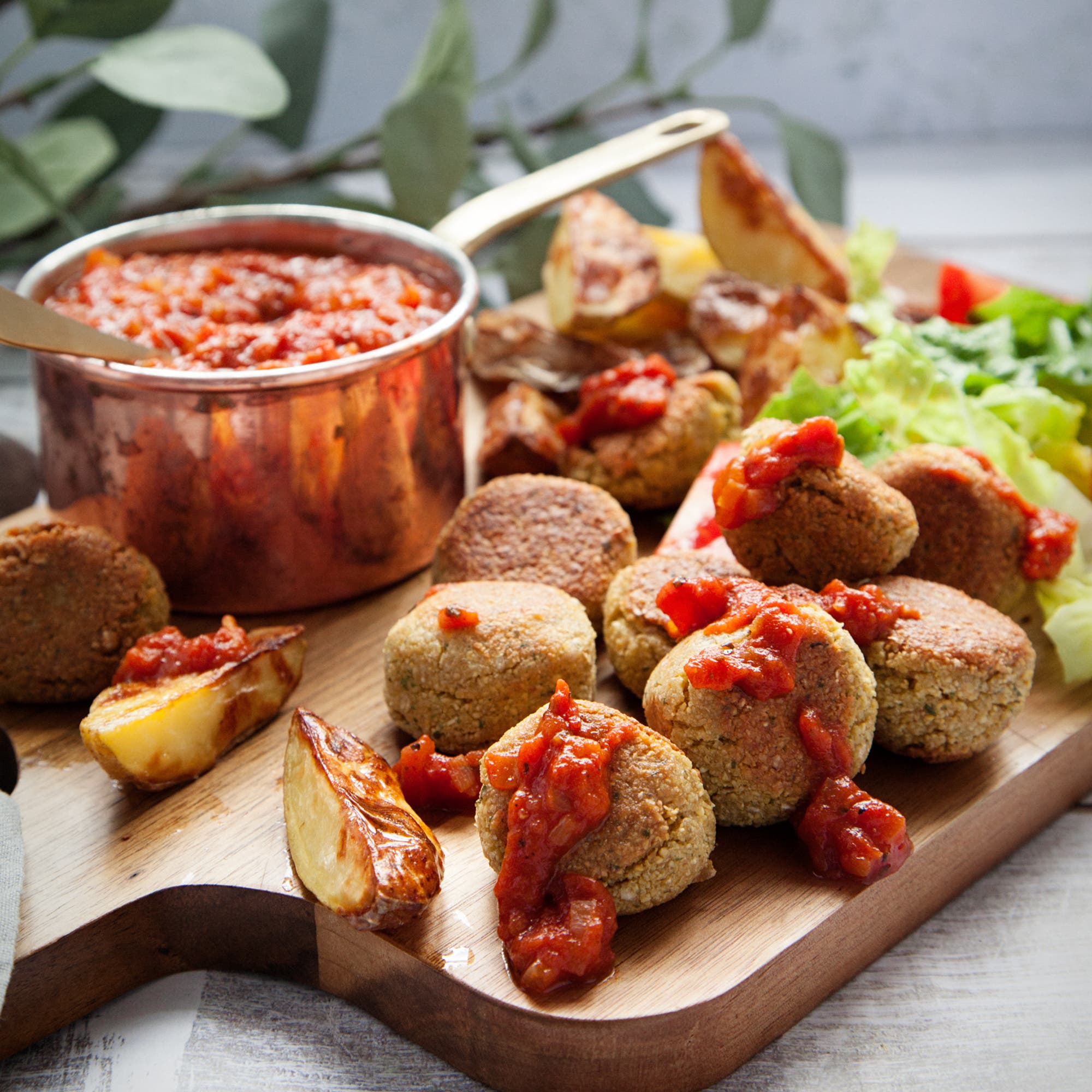 Falafel med klyftpotatis och tomatsås