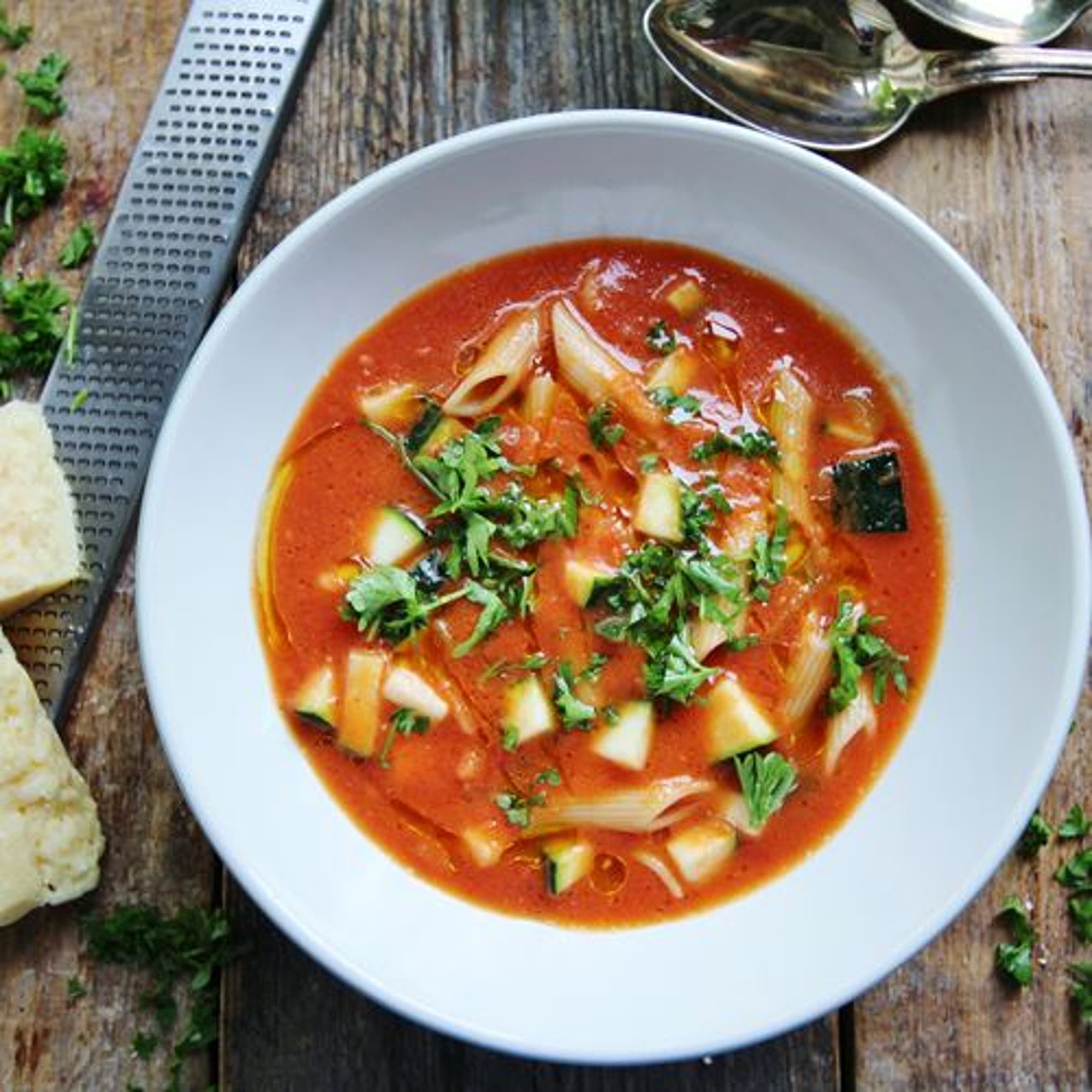 Minestrone med havrepasta och parmesan