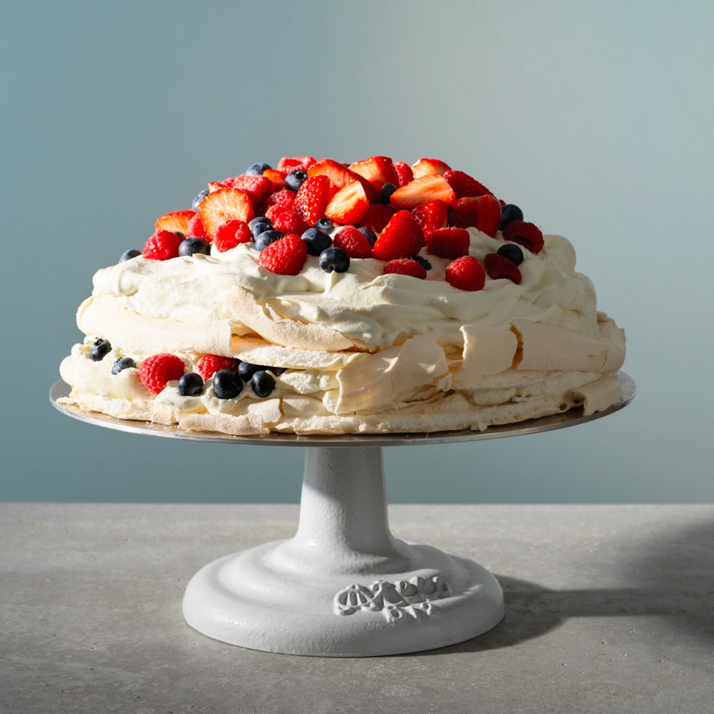 Pavlova med lemoncurdgrädde och färska bär