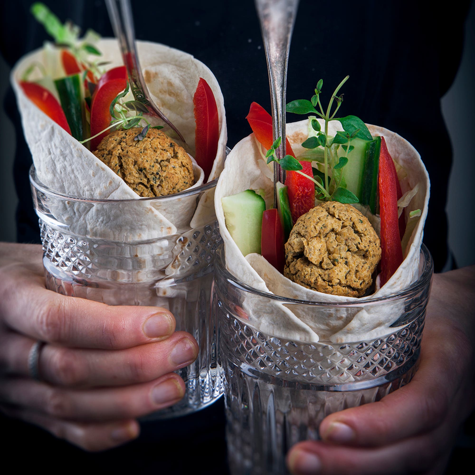 Falafel i tortillabröd med grönsaksstavar och örtsås