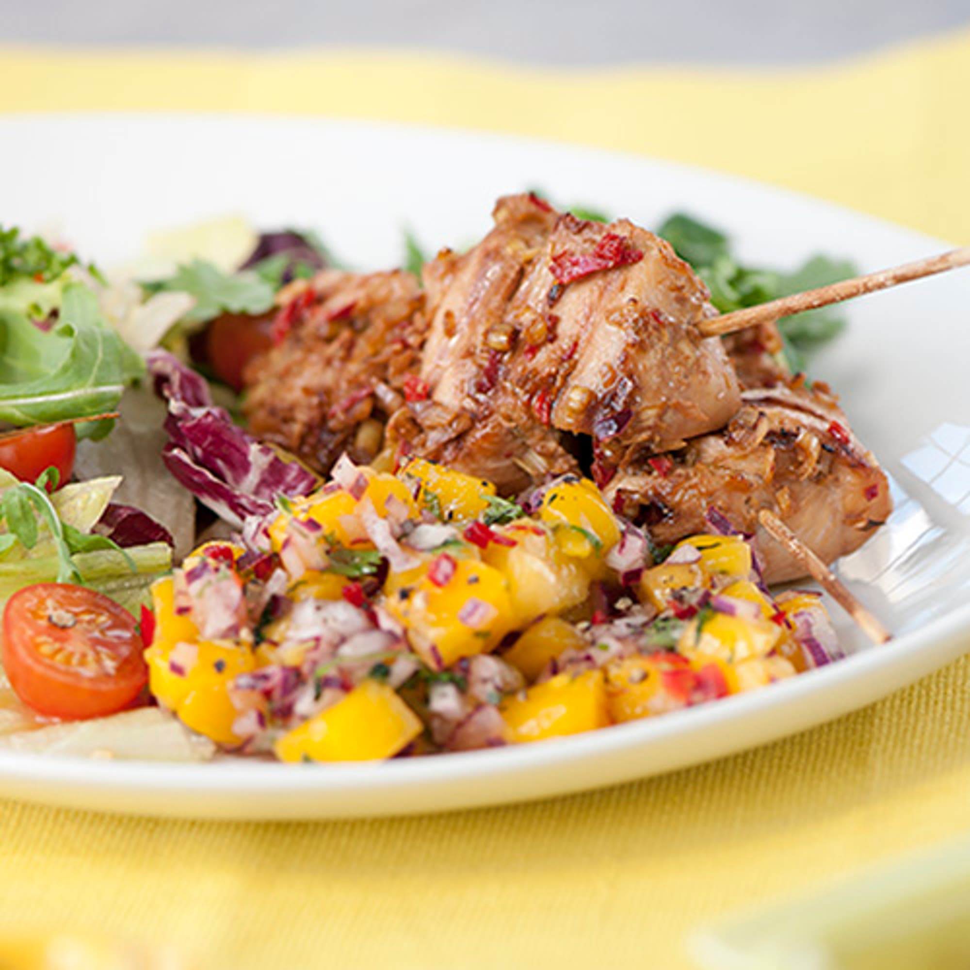 Saftiga kycklingspett med mangosalsa