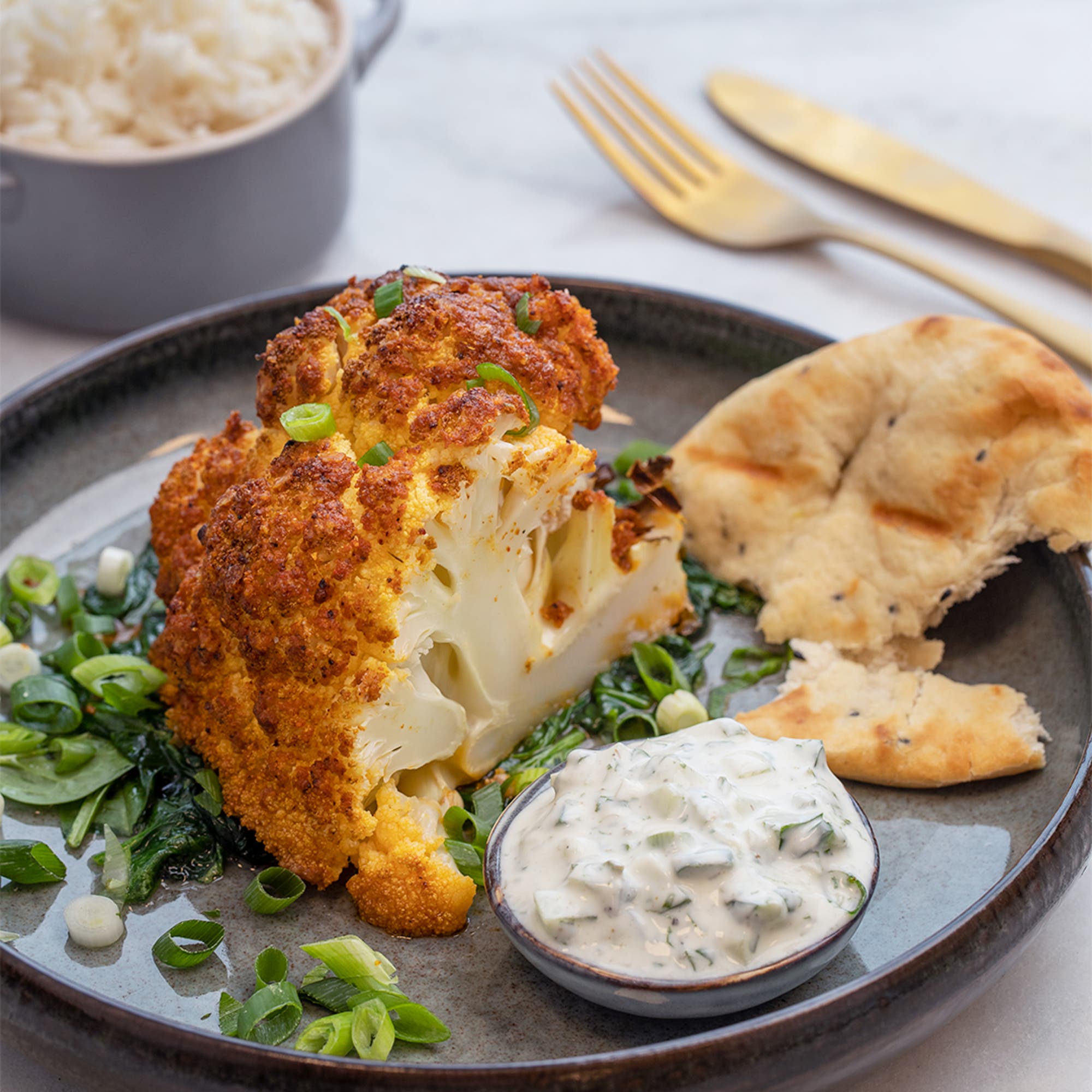 Tandooribakad blomkål med raita och naanbröd
