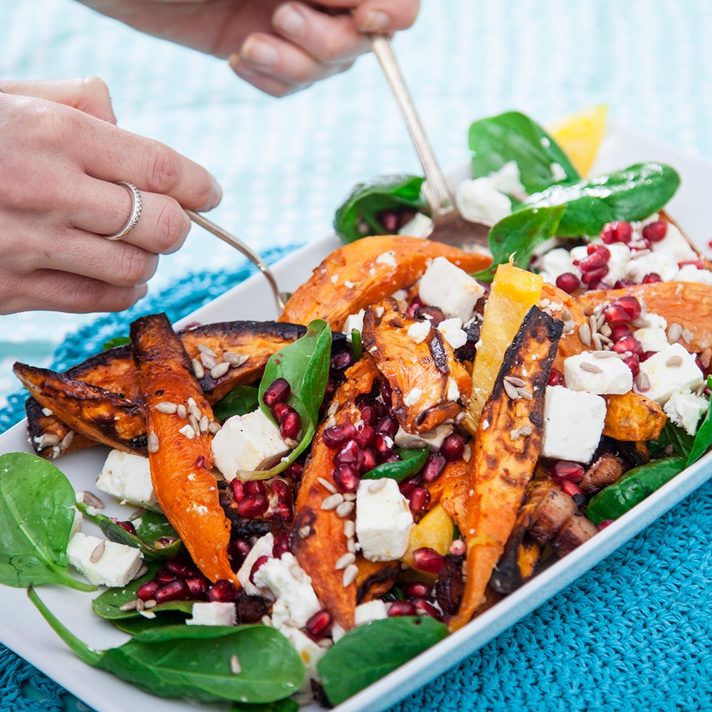 Rostad sötpotatissallad med bacon, feta- och granatäppeltopping