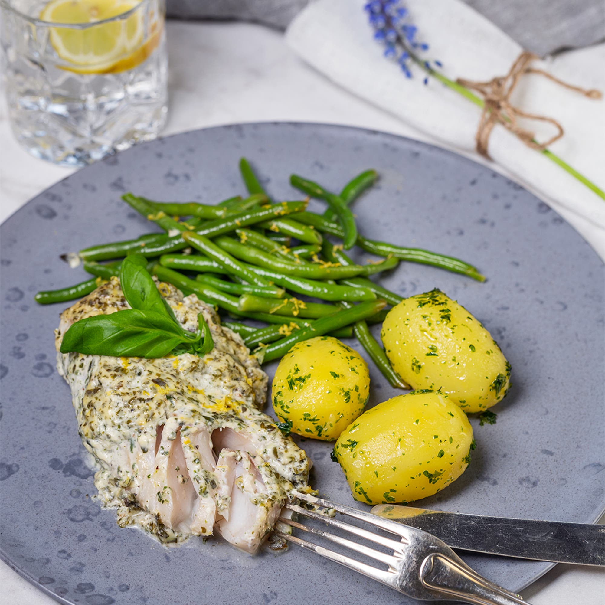 Torskrygg med gremolatatopping och persiljeslungad potatis