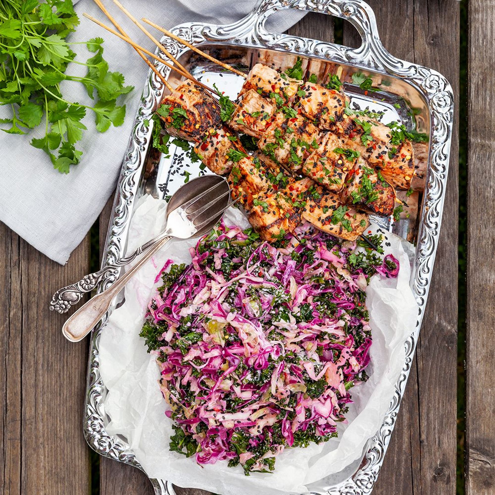 Grillade laxspett med asiatisk coleslaw