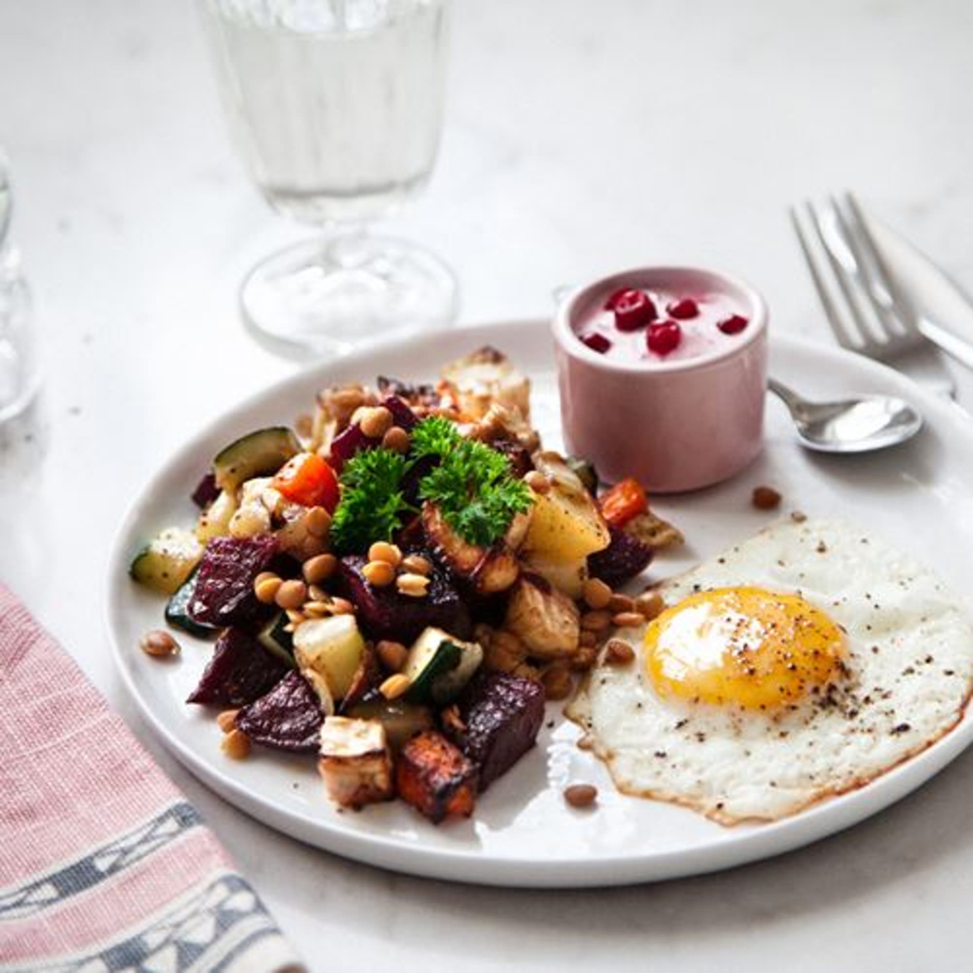 Höstpytt med lingonyoghurt och stekt ägg