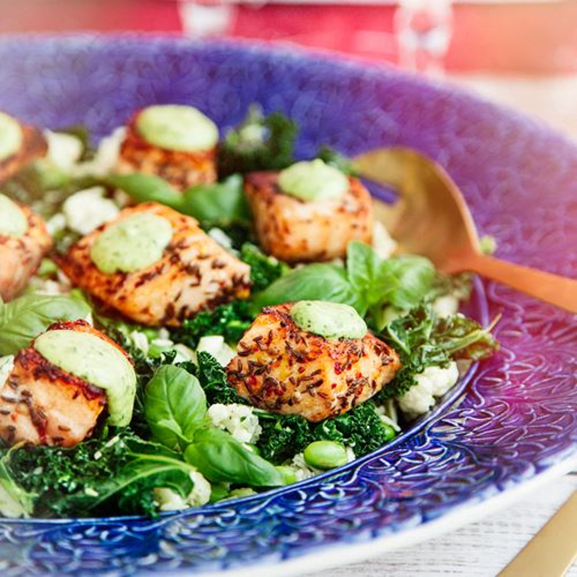 Kumminstekt lax med blomkålsallad med parmesan samt basilikadipp