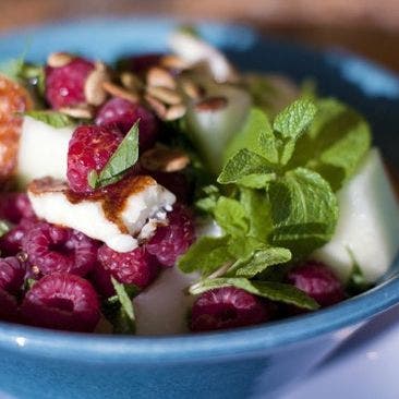 Honungsmarinerad grilloumi med hallon och honungsmelon