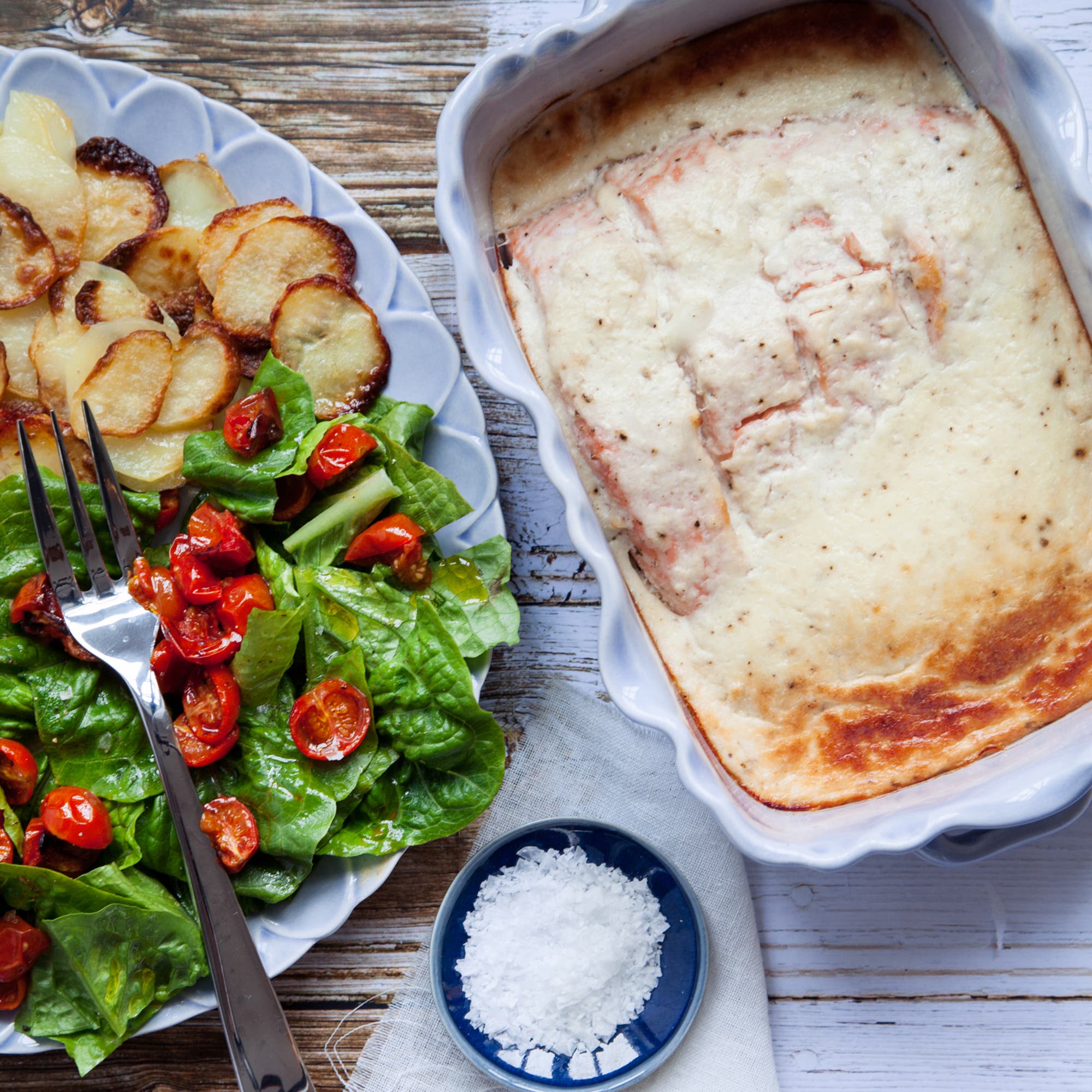 Getostgratinerad lax med ugnsbakade tomater och potatis