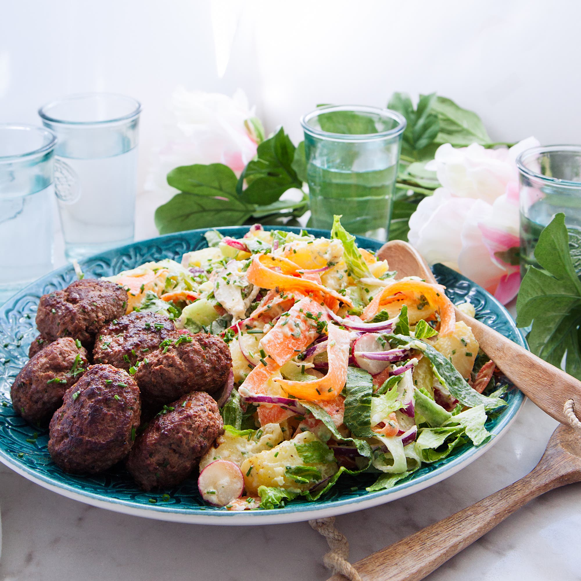 Köttfärsbiffar med gräslöksdressad primörsallad