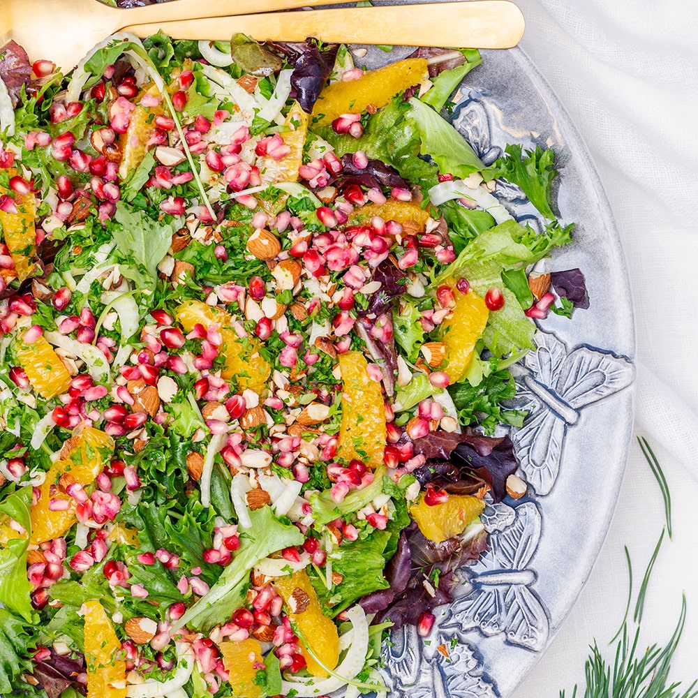 Apelsin- och granatäppelsallad med senapsdressing och hackade mandlar