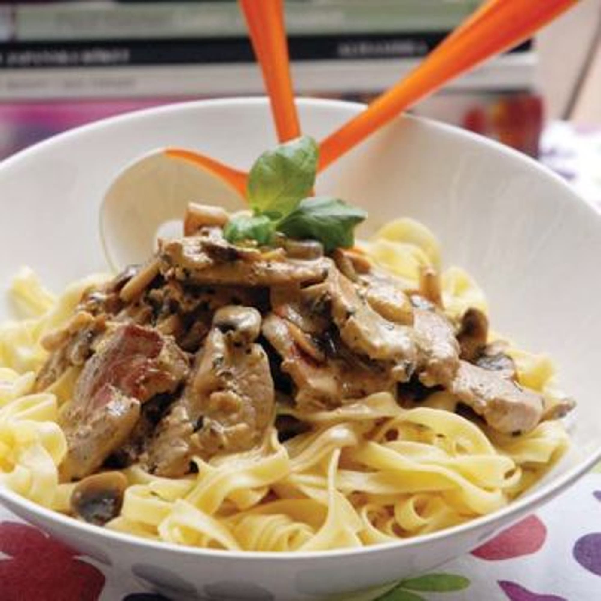 Pasta med vitlöksdoftande fläskfilé i senapsås