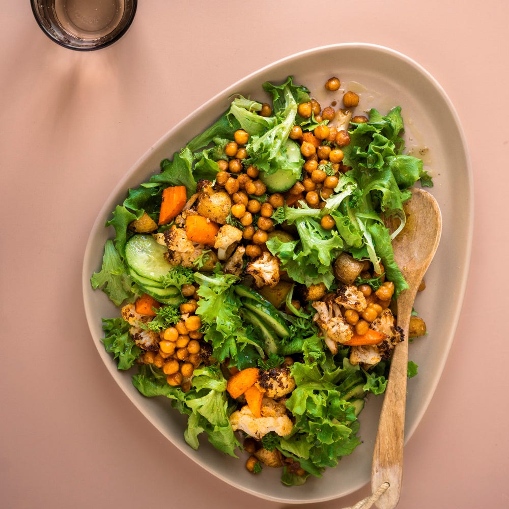 Krispsallad med kryddrostade grönsaker och kikärtor