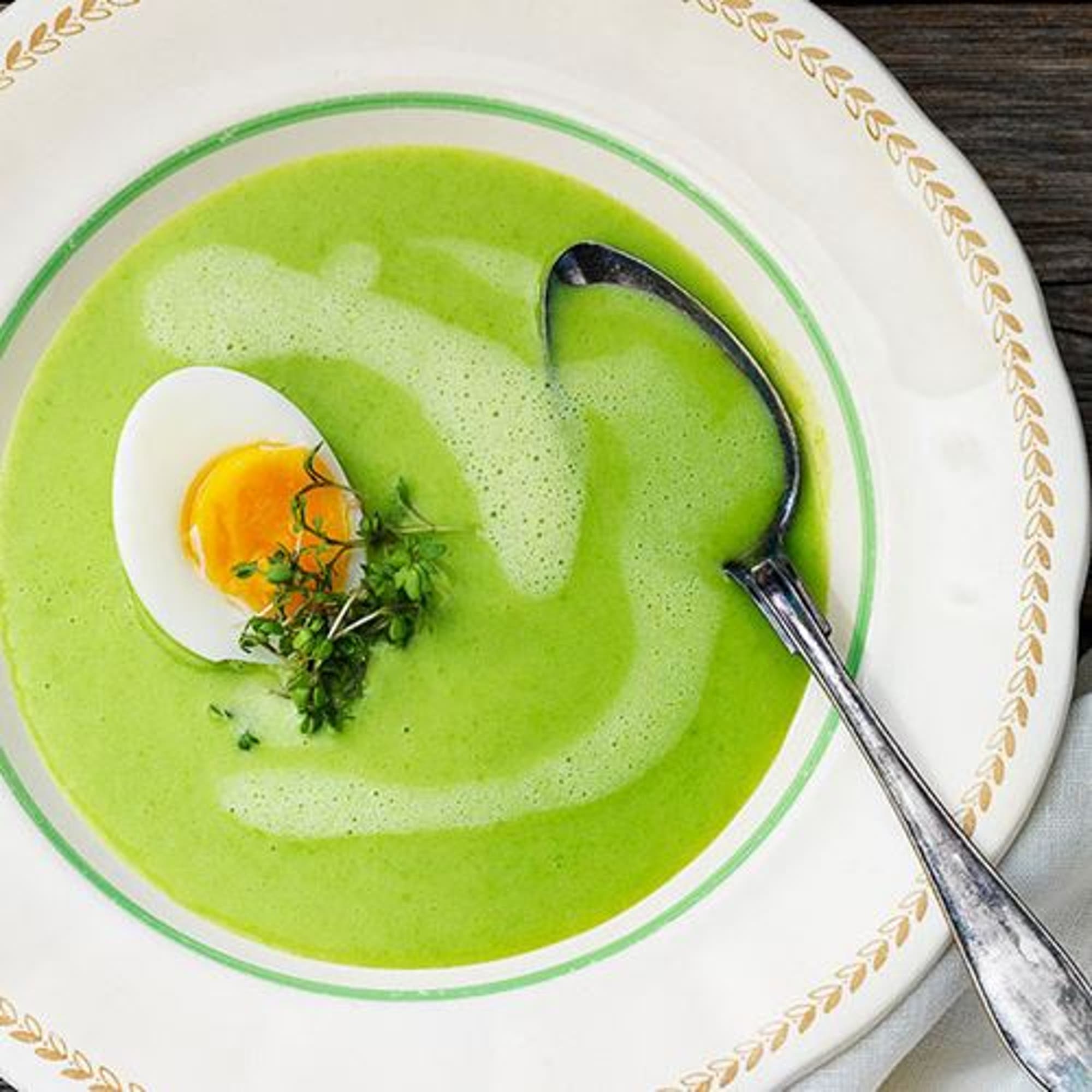 Len ärt- och potatissoppa med krasse och löskokt ägg