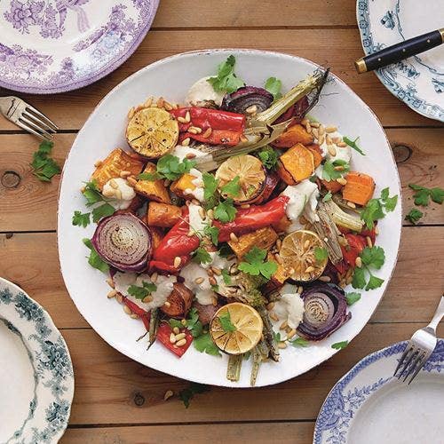 Pepprig ugnsrostad potatis- och grönsakskavalkad med ceasardressing och pinjenötter