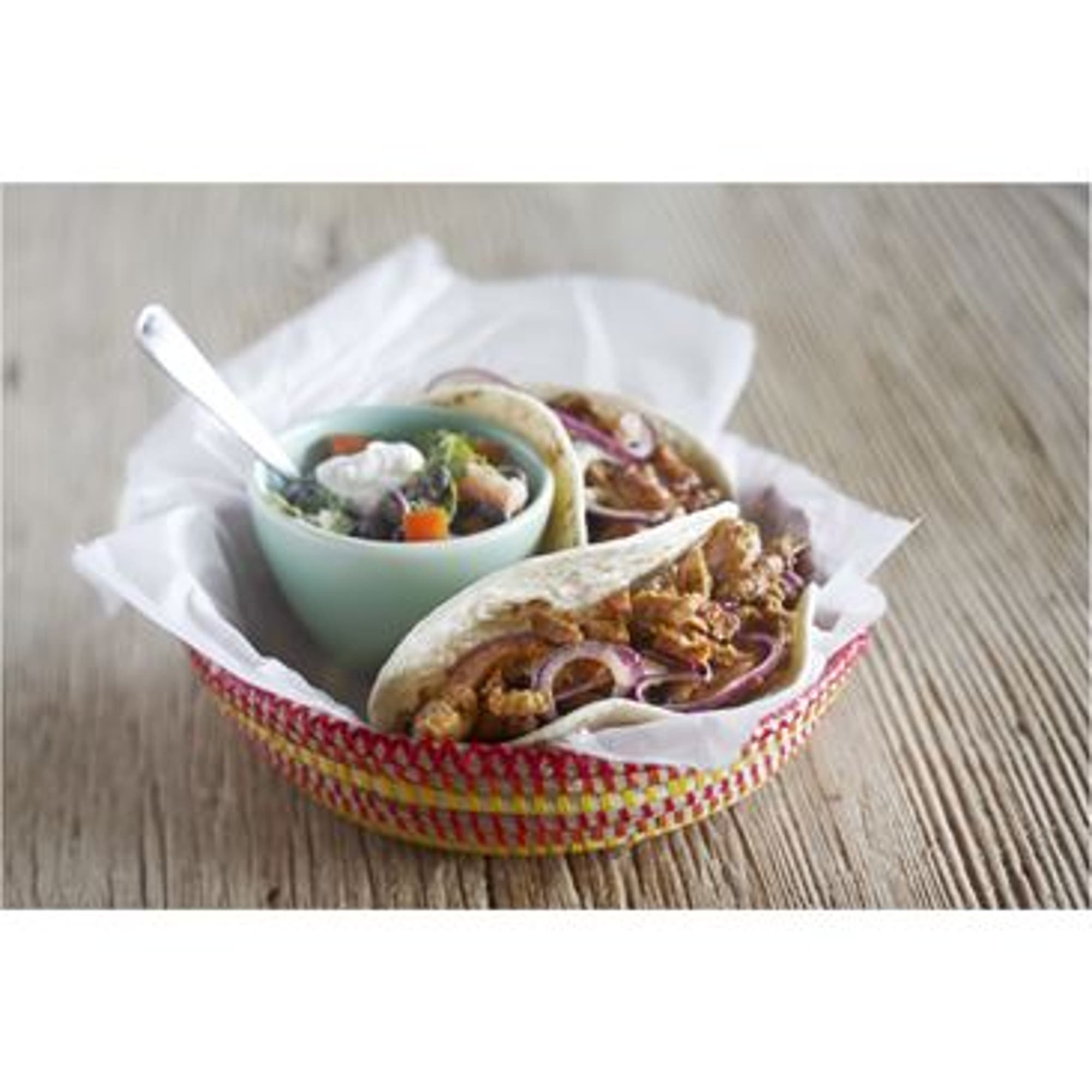 Kebab med stekt lök, kryddig bönsalsa och gräddfil