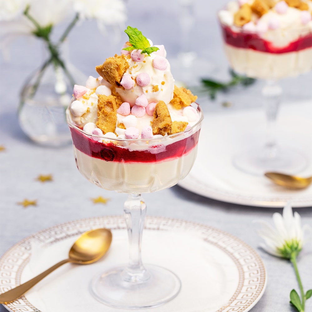 Citronmousse med hallonsås, glass, kaksmulor och maräng