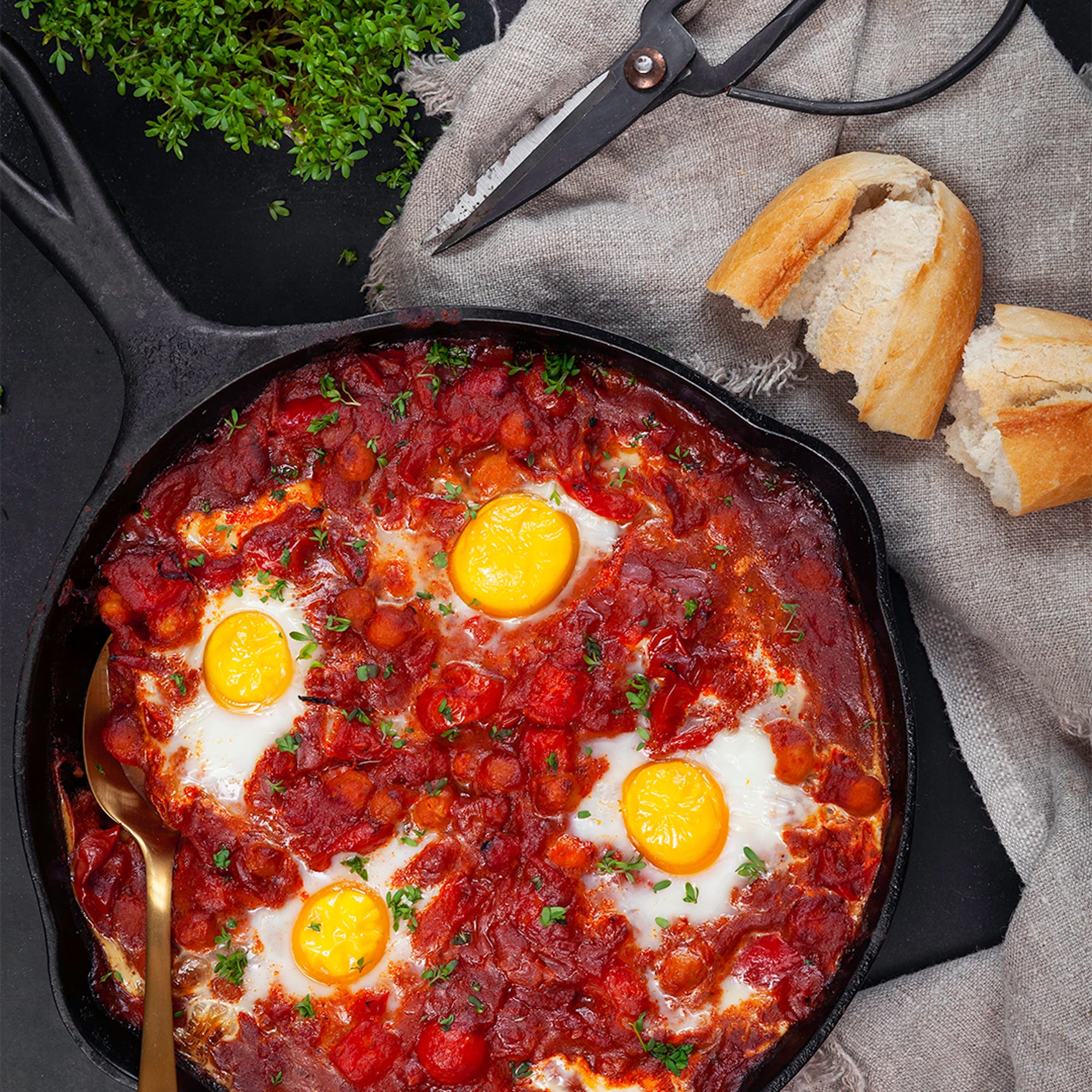 Shakshuka med harissa och kikärtor