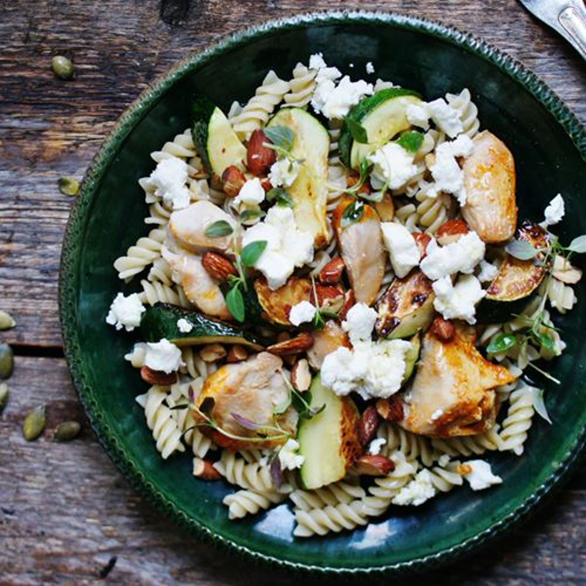 Kycklingpasta med zucchini, fetaost och rostad mandel