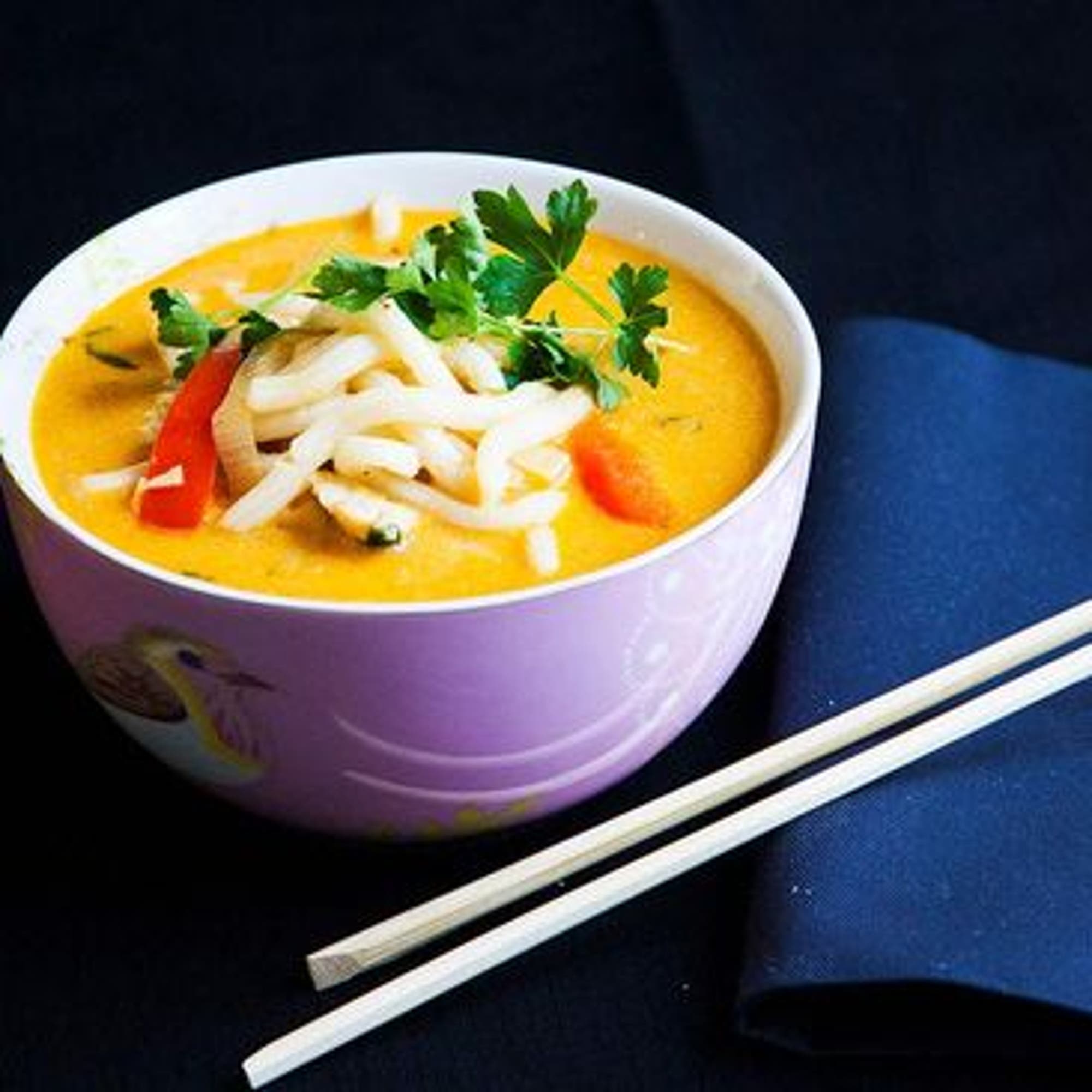 Kyckling och udonnudlar i gul curry