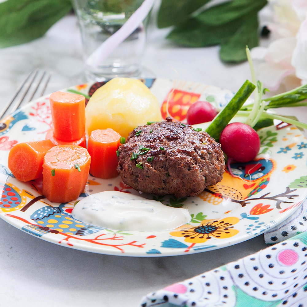 Köttfärsbiffar med kokt potatis och gräslöksdressing