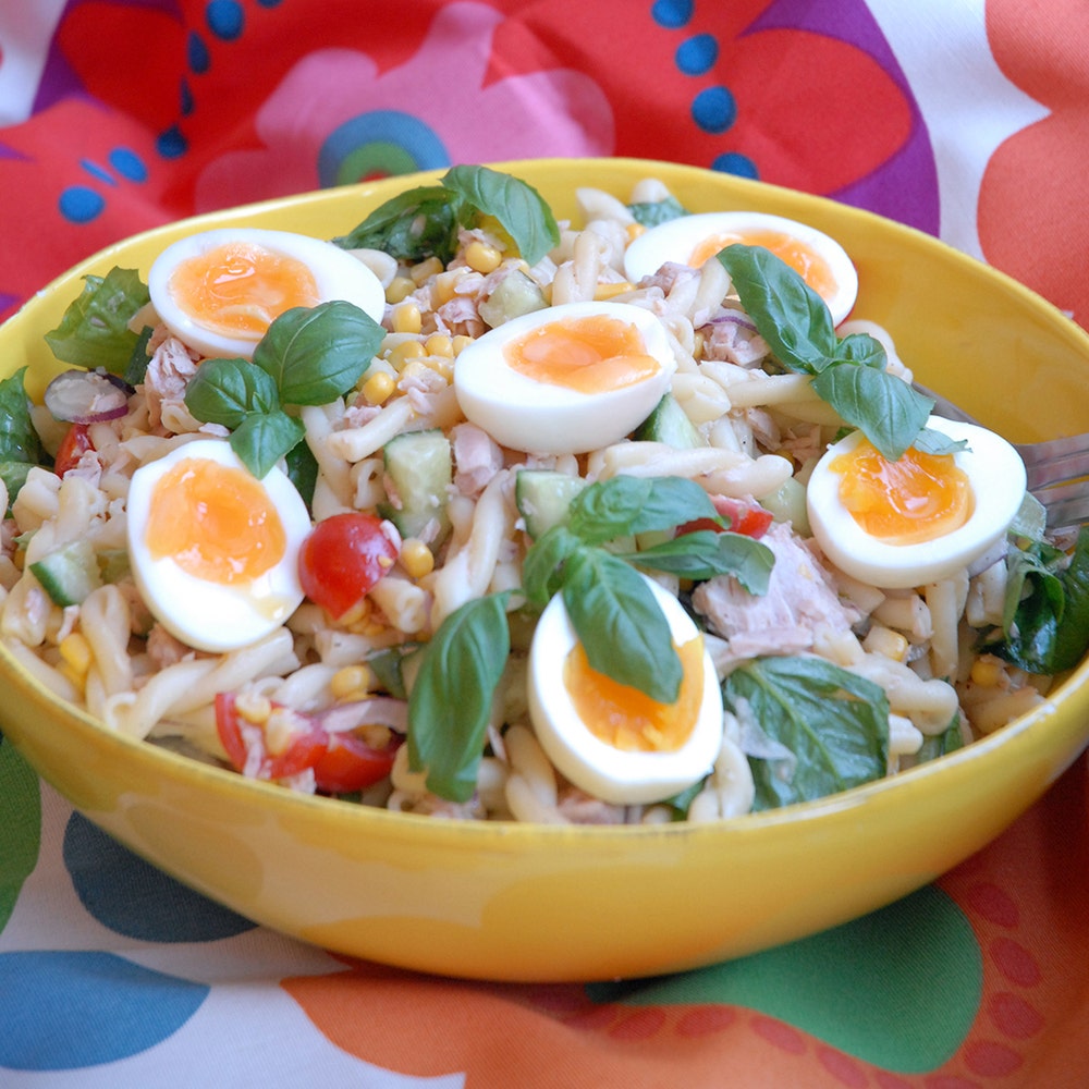 Pastasallad med tonfisk, grönsaker & ägghalvor