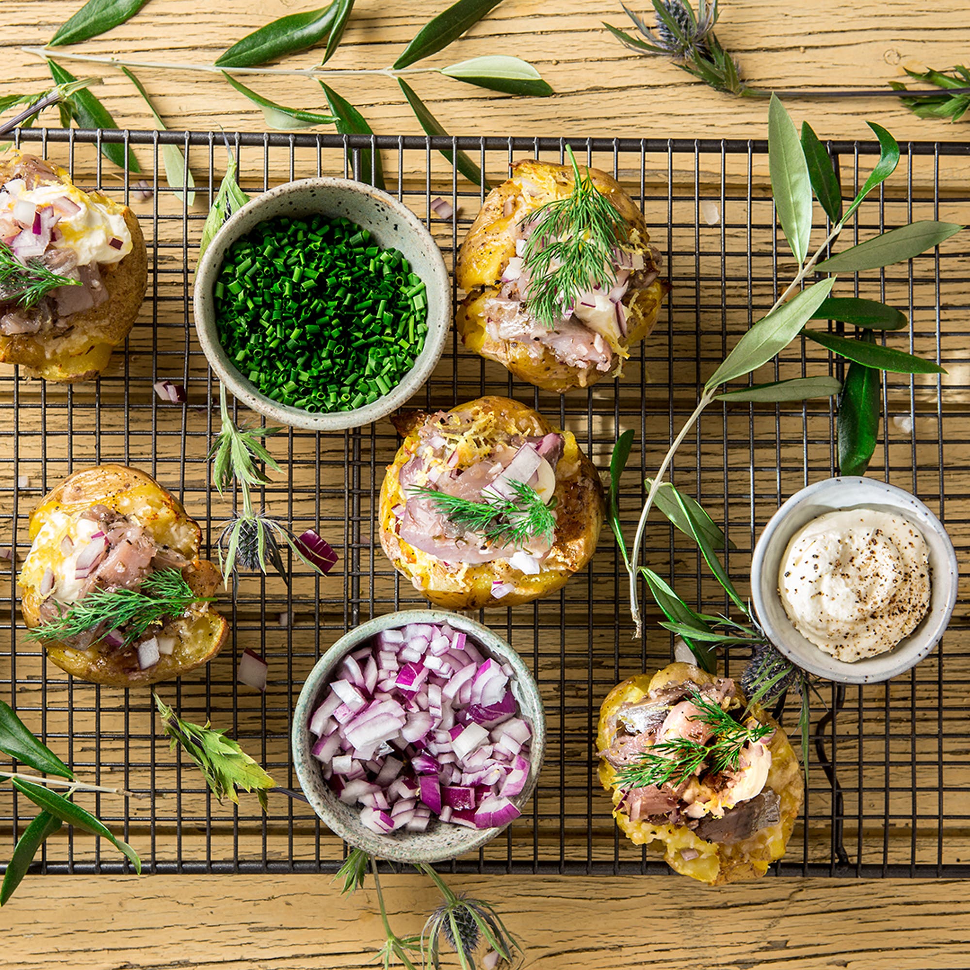 Smashed potatis med parmesan, Abba brantevik, röd lök, dill, crème fraiche, citronzest