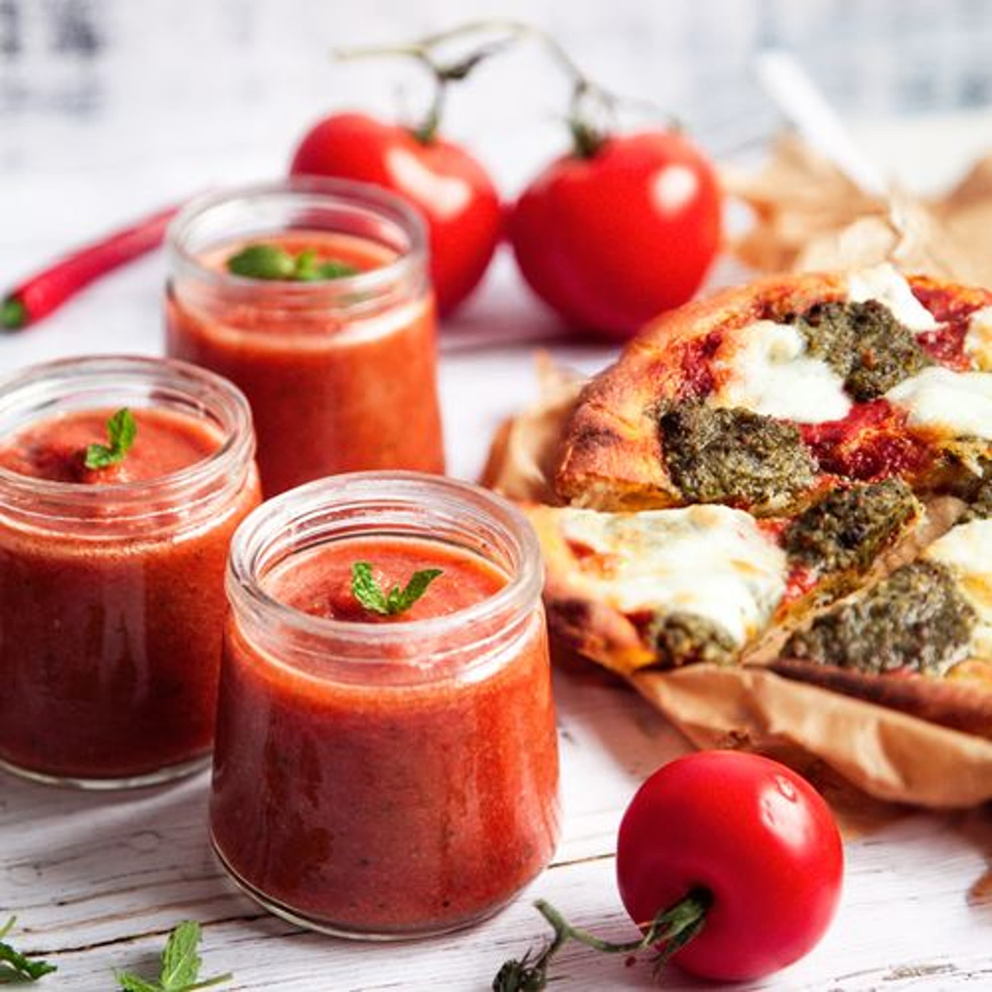 Gazpacho på äpple och mynta med pestopizza