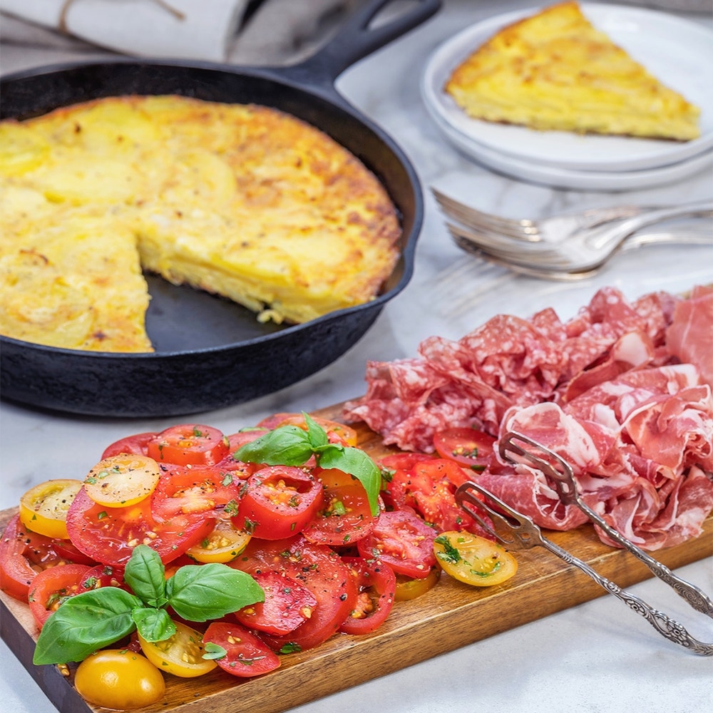 Spansk tortilla med antipasti och tomatsallad