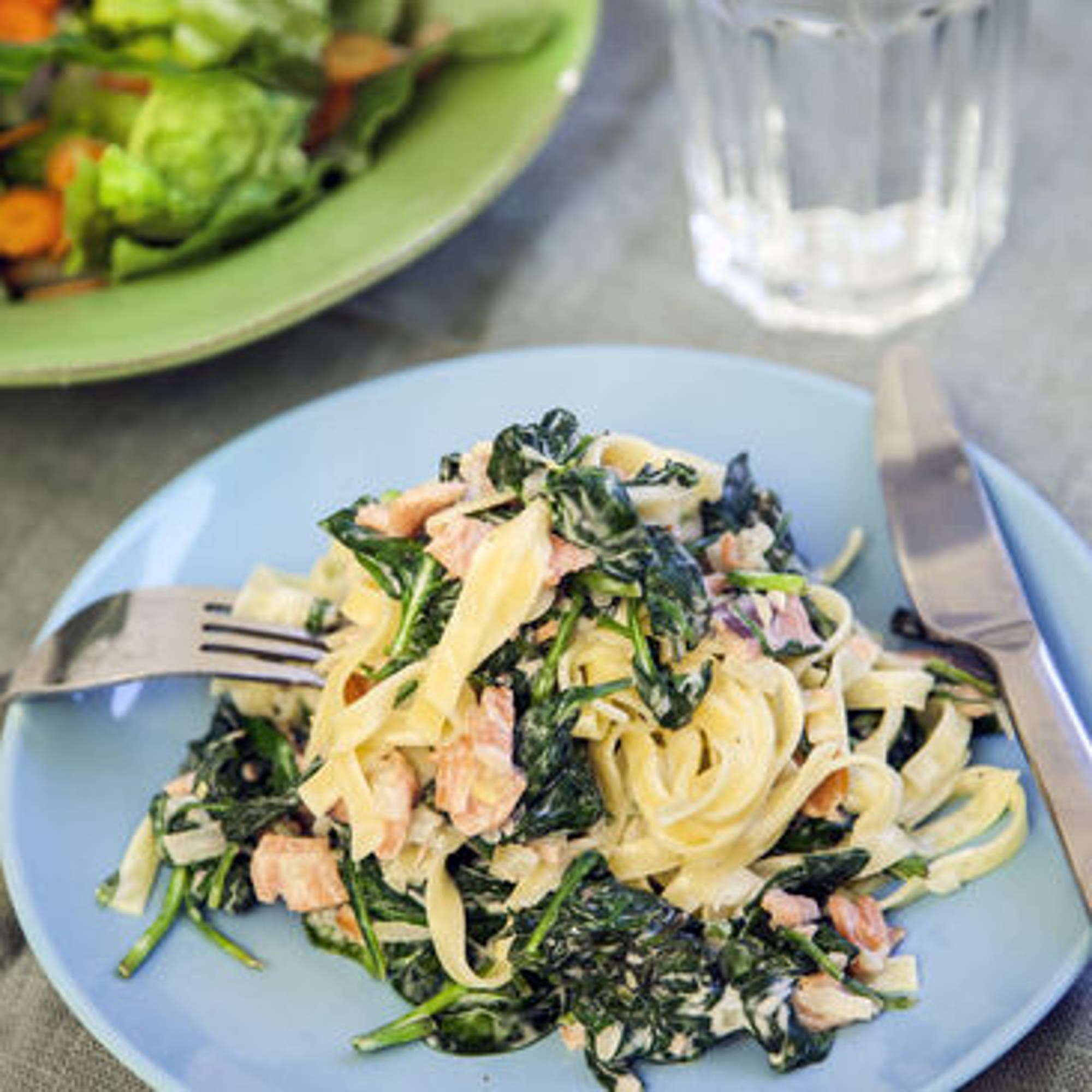 Krämig pasta med kallrökt lax och spenat