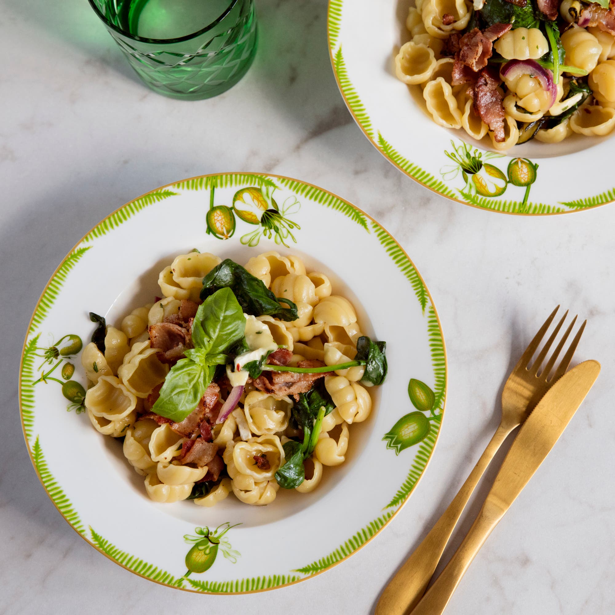 Pasta med brie, basilika och krispigt bacon
