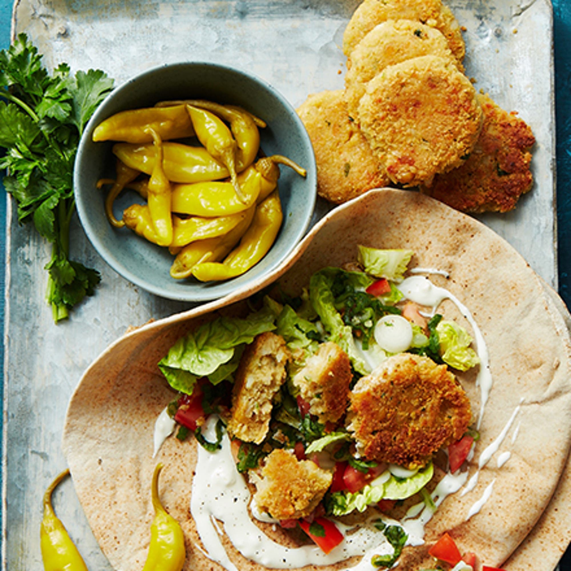 Wrap med tomatsalsa och halloumi- och falafelbiffar