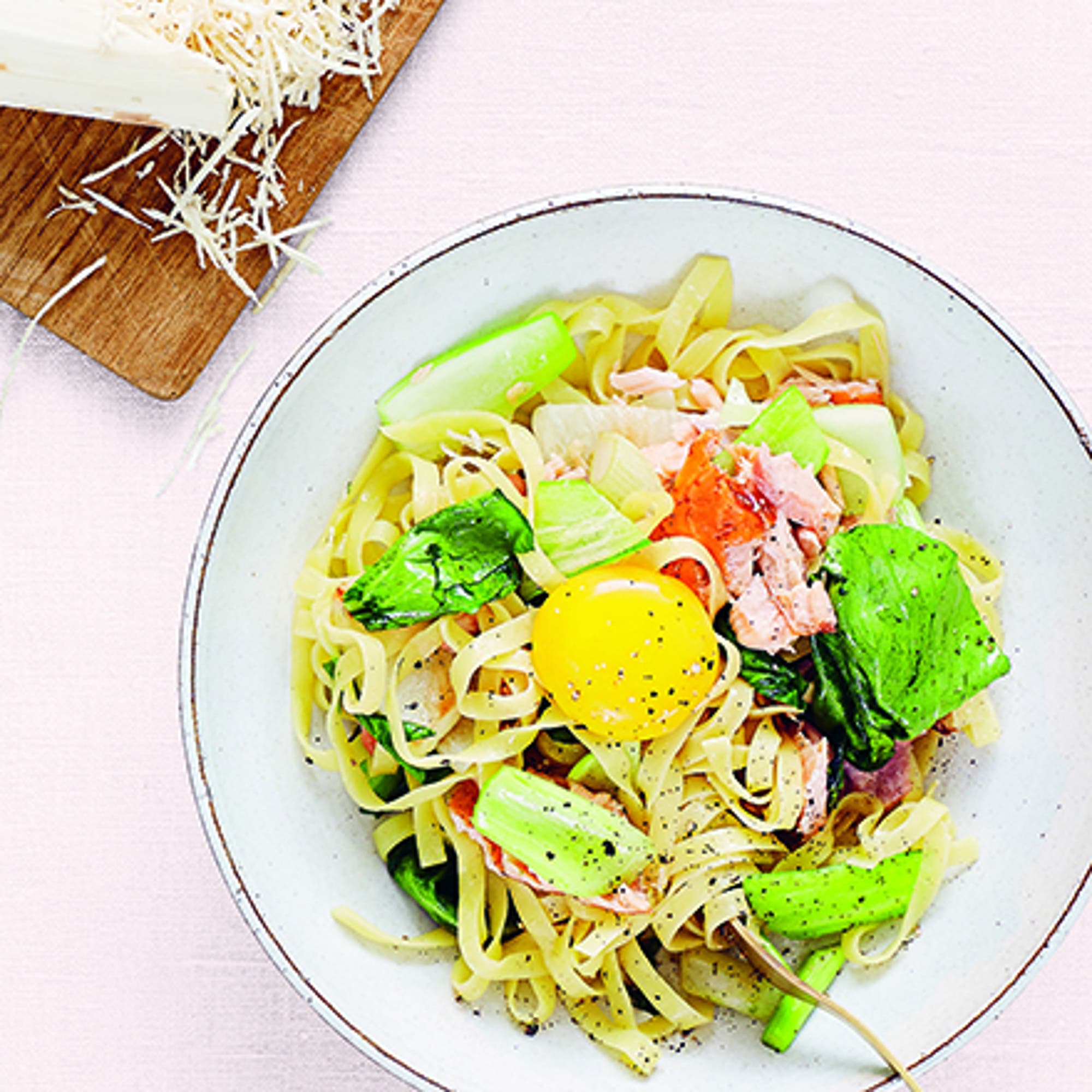 Pasta med varmrökt lax, fänkål, pak choi, äggula och pepparrot